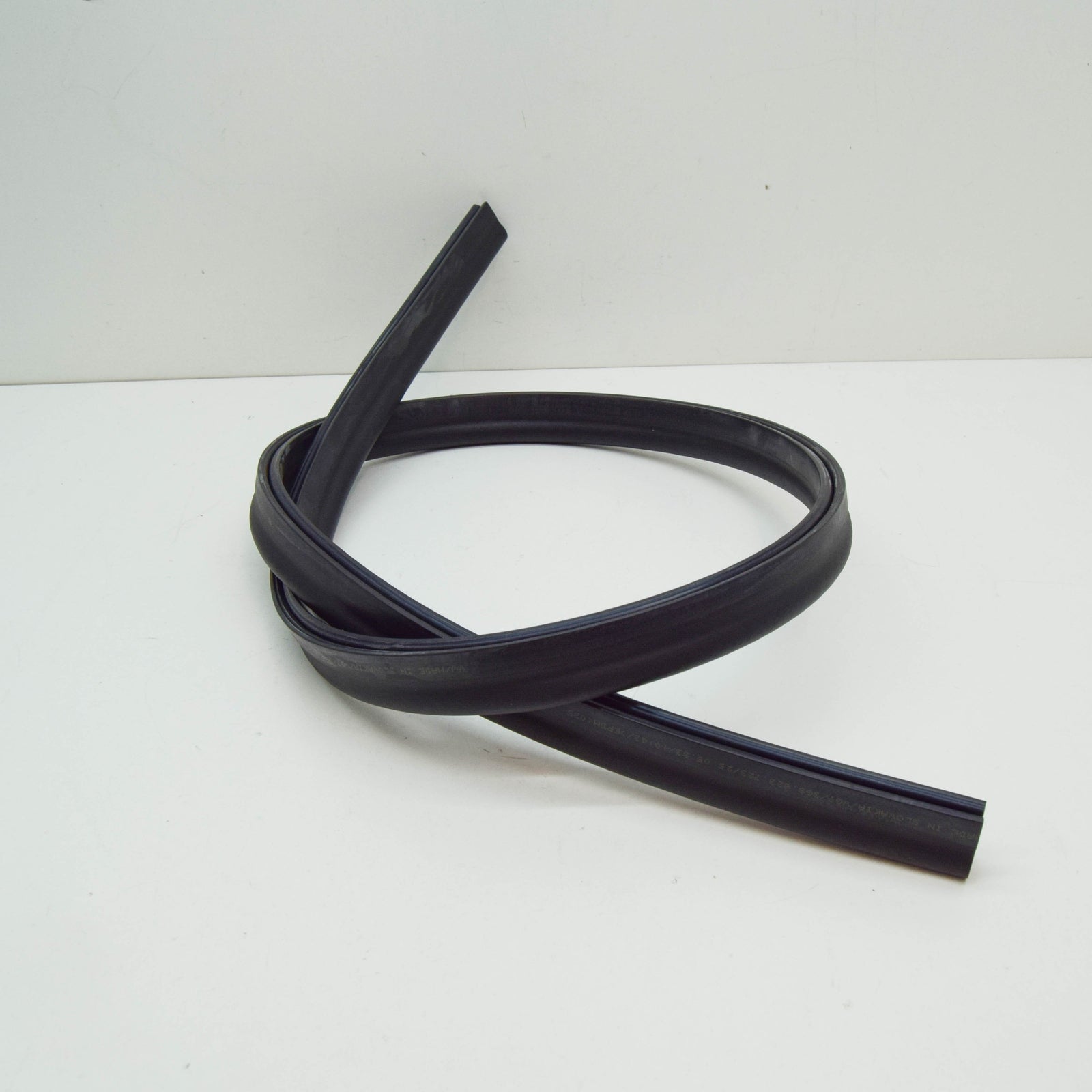 NEW VOLSKWAGEN ARTEON 3H7 FRONT HOOD WATER BOX SEAL 3G8823723 ORIGINAL