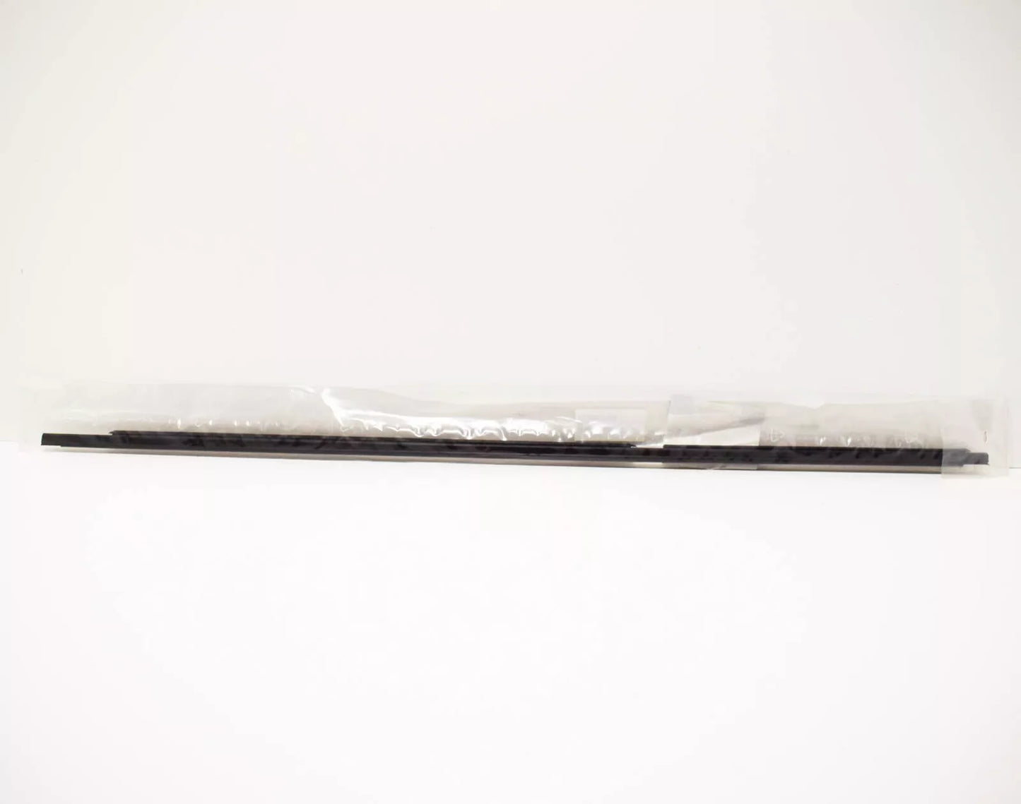 NEW BMW 5 E39 REAR LEFT DOOR OUTER WEATHERSTRIP 51228159021 ORIGINAL