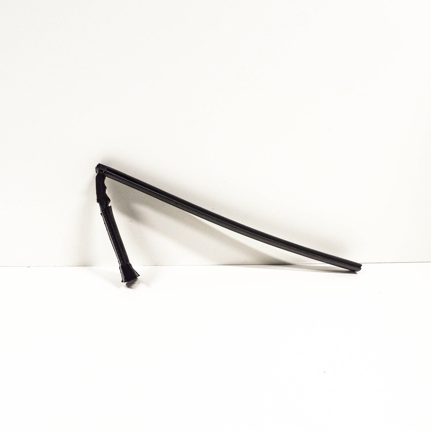 NEW MB CLS C218 ENGINE COMPARTMENT RIGHT SIDE RUBBER SEAL A2186280198 ORIGINAL