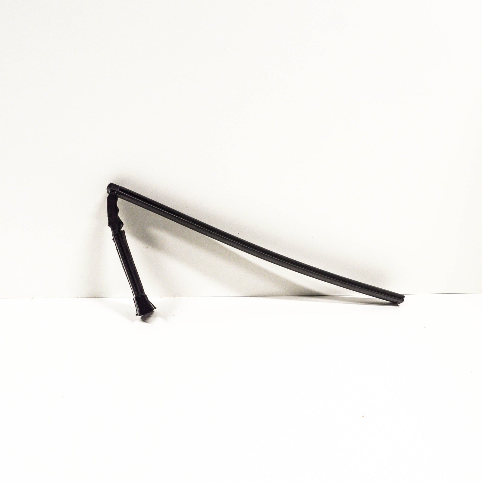 NEW MB CLS C218 ENGINE COMPARTMENT RIGHT SIDE RUBBER SEAL A2186280198 ORIGINAL