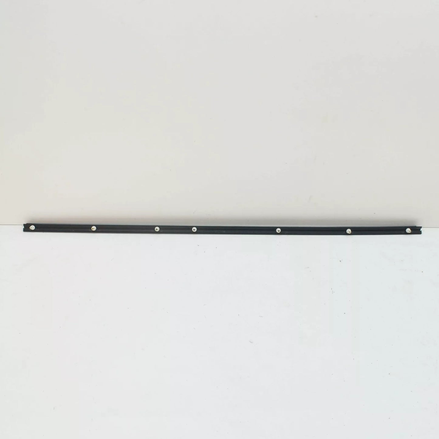 NEW MERCEDES-BENZ E W210 FRONT RIGHT DOOR BOTTOM COVER STRIP A2106907262