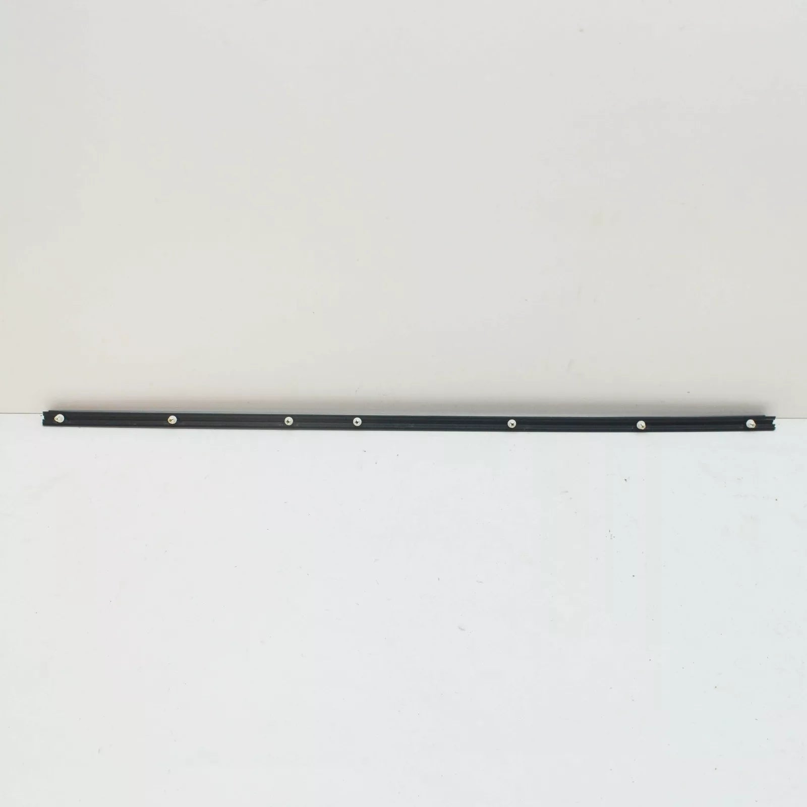 NEW MERCEDES-BENZ E W210 FRONT RIGHT DOOR BOTTOM COVER STRIP A2106907262