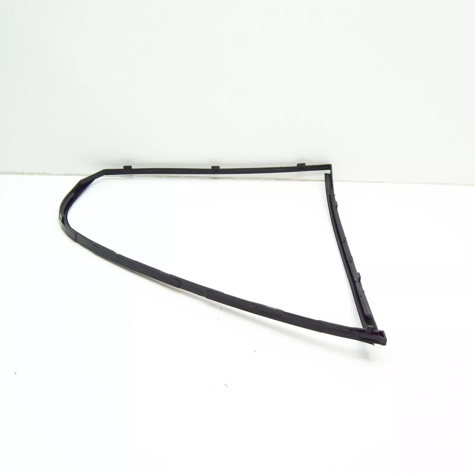 NEW BMW 5 E39 REAR RIGHT DOOR QUARTER WINDOW FRAME 51348186184 8186184 ORIGINAL