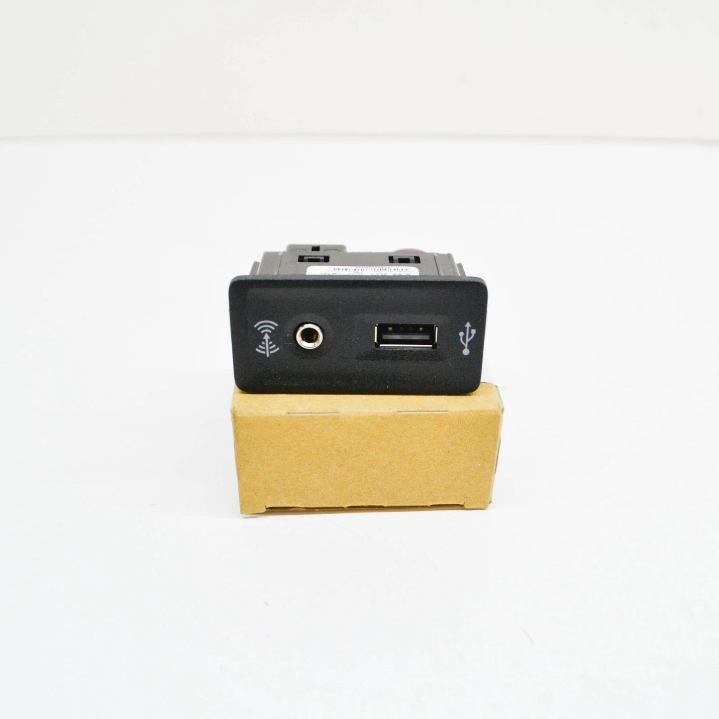 NEW VOLKSWAGEN BEETLE A5 USB AND AUX-IN CONNECTION 5G0035222F