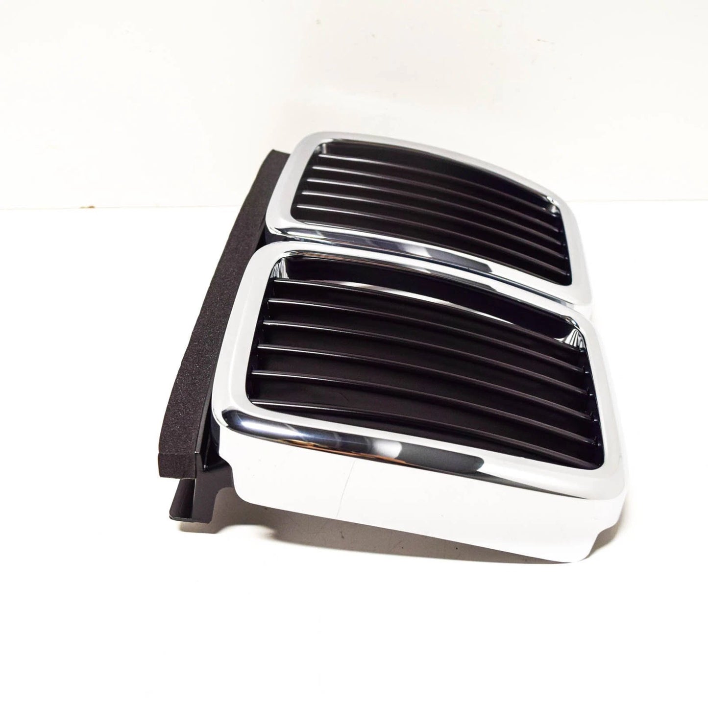 NEW BMW 3 E30 RADIATOR GRILLE 51132233001 2233001 1990 3671777 ORIGINAL