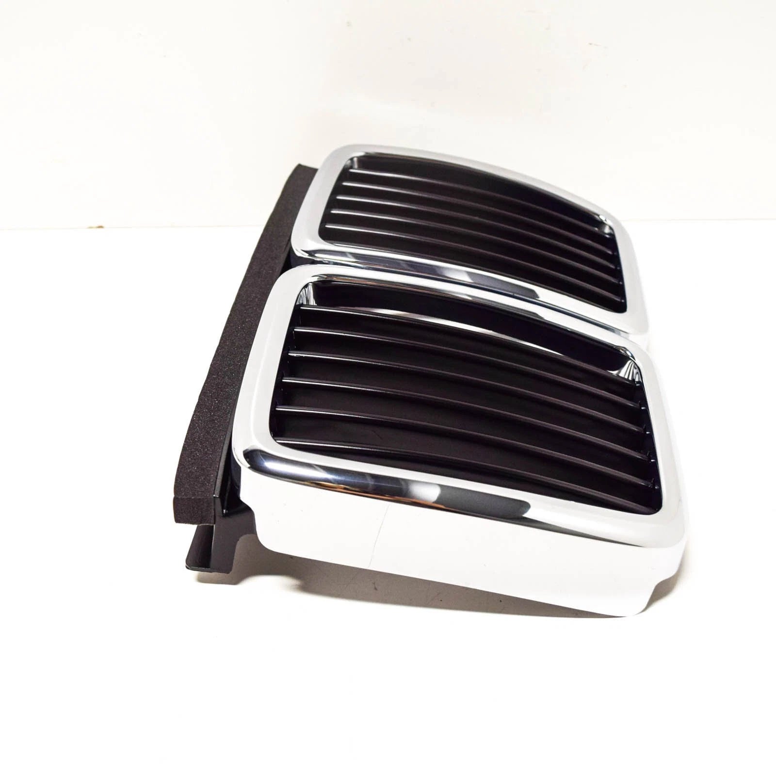 NEW BMW 3 E30 RADIATOR GRILLE 51132233001 2233001 1990 3671777 ORIGINAL