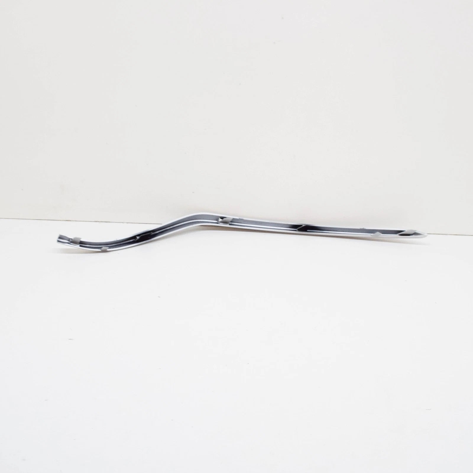 NEW MERCEDES-BENZ C-CLASS W205 FRONT BUMPER LEFT MOLDING TRIM A2058851974