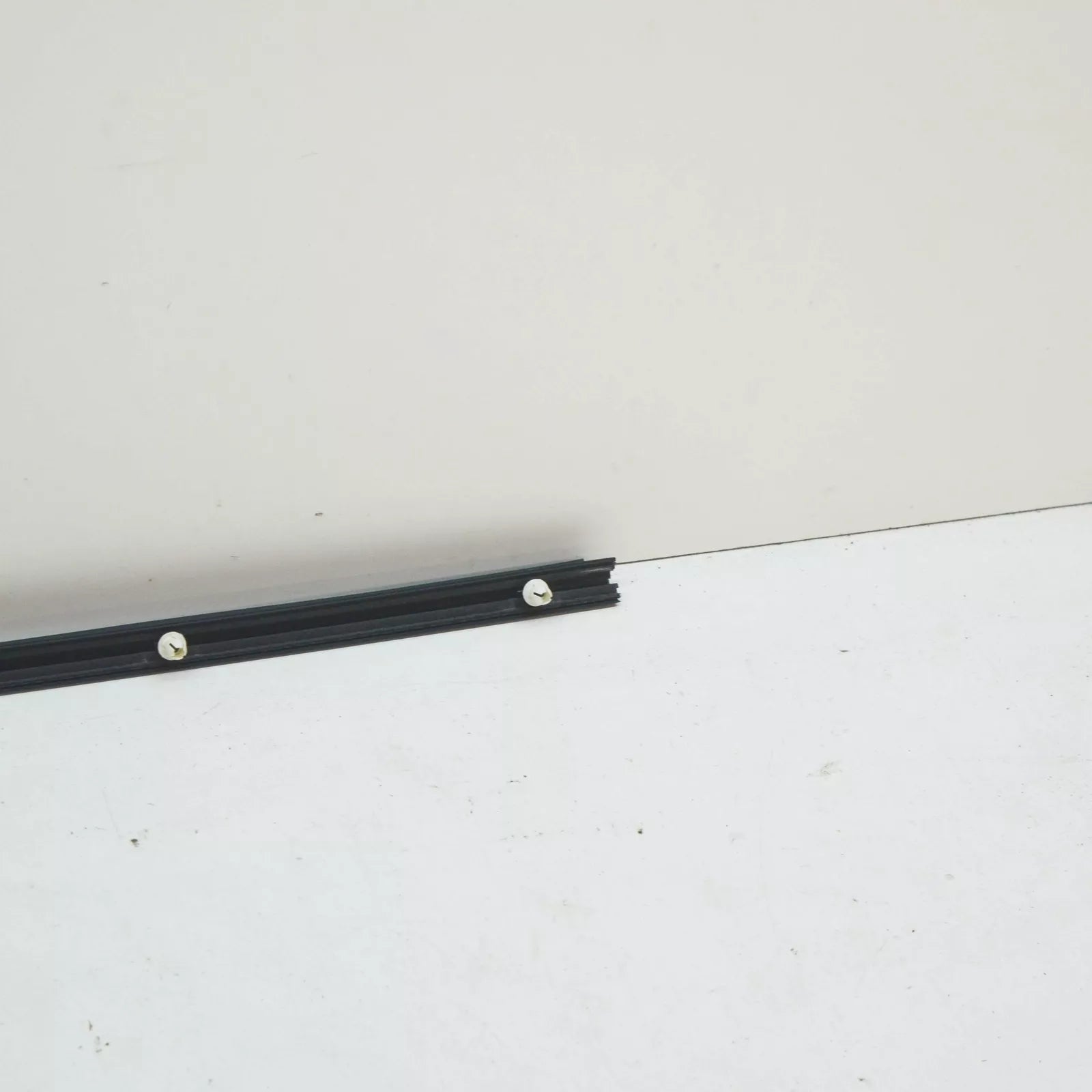 NEW MERCEDES-BENZ E W210 FRONT RIGHT DOOR BOTTOM COVER STRIP A2106907262