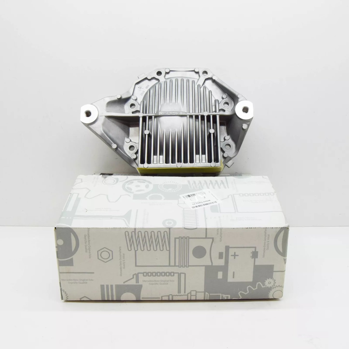 NEW MERCEDES-BENZ E W212 REAR AXLE DIFFERENTIAL COVER A2043510608 ORIGINAL