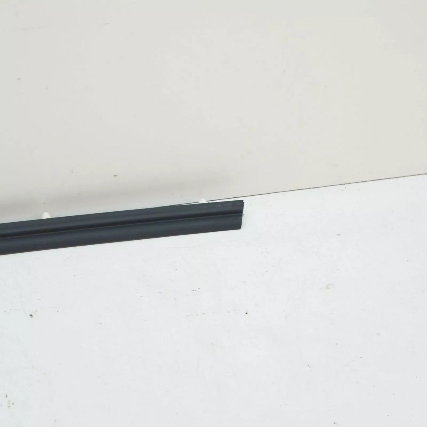 NEW MERCEDES-BENZ E W210 FRONT RIGHT DOOR BOTTOM COVER STRIP A2106907262