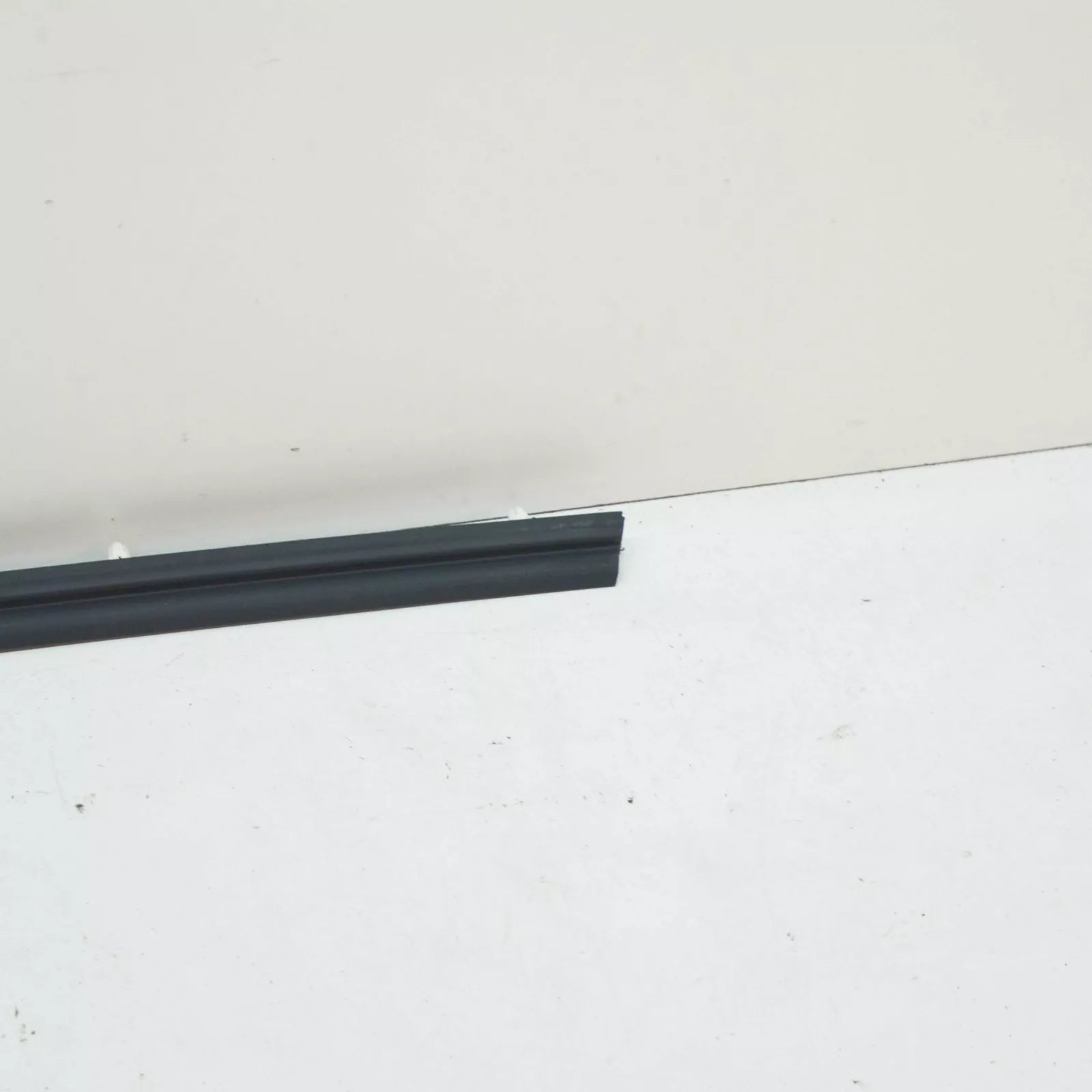 NEW MERCEDES-BENZ E W210 FRONT RIGHT DOOR BOTTOM COVER STRIP A2106907262