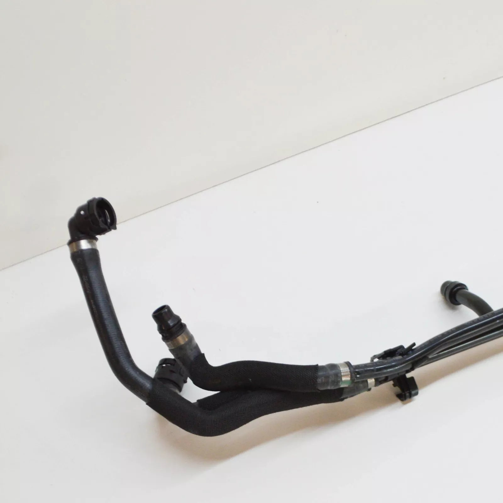 NEW MB GLE W167 SWITCHOVER VALVE TO WATER PUMP COOLANT LINER A1675007601