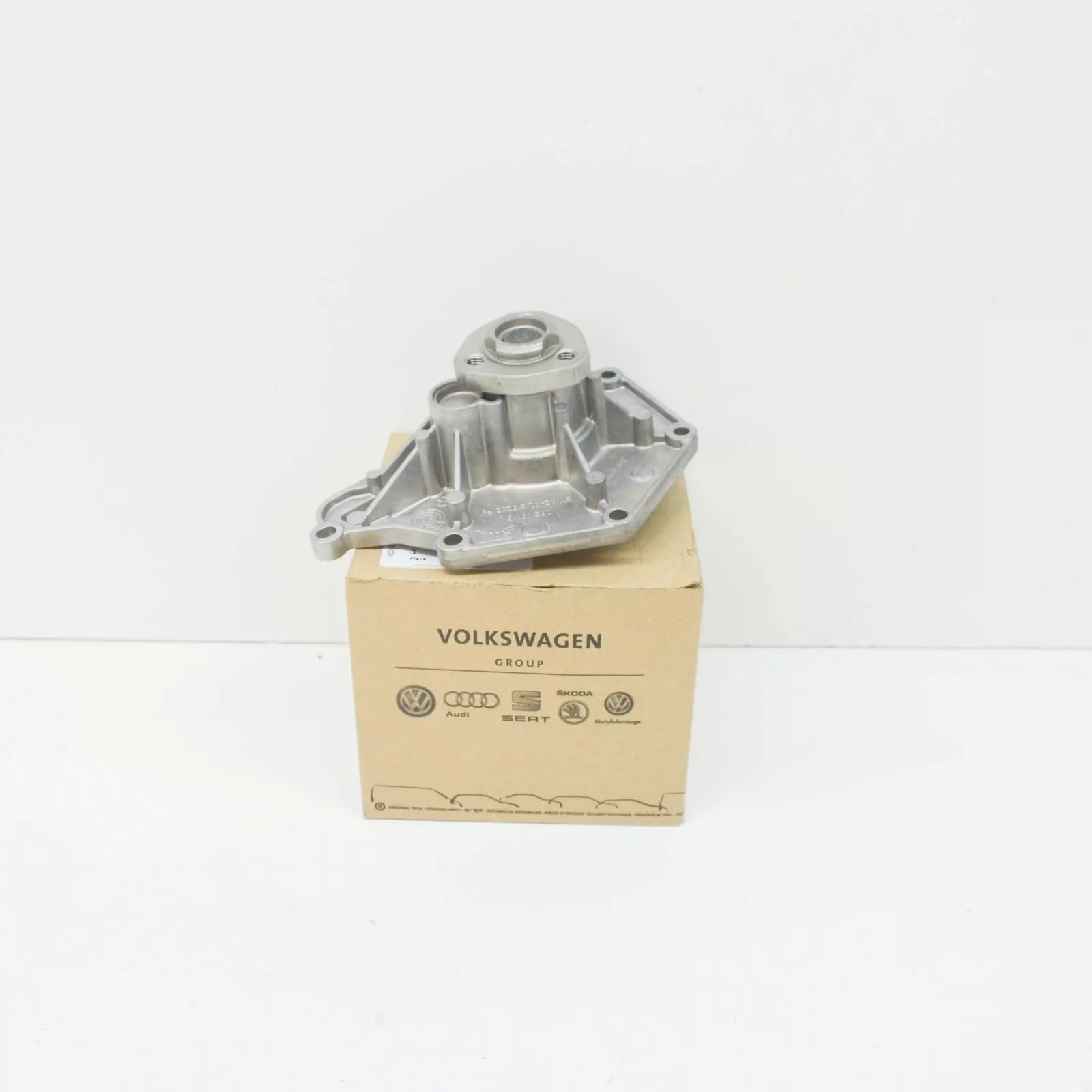 NEW AUDI A6 C6 ENGINE WATER PUMP 06E121018D