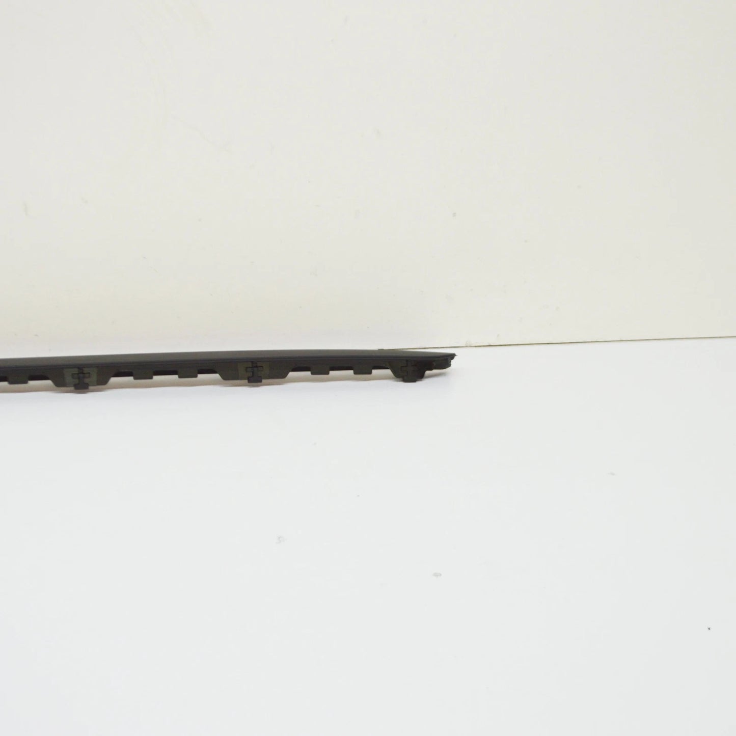 NEW BMW X5 F15, F85 WINDSHIELD LEFT VERTICAL TRIM 51317462205 7462205 ORIGINAL