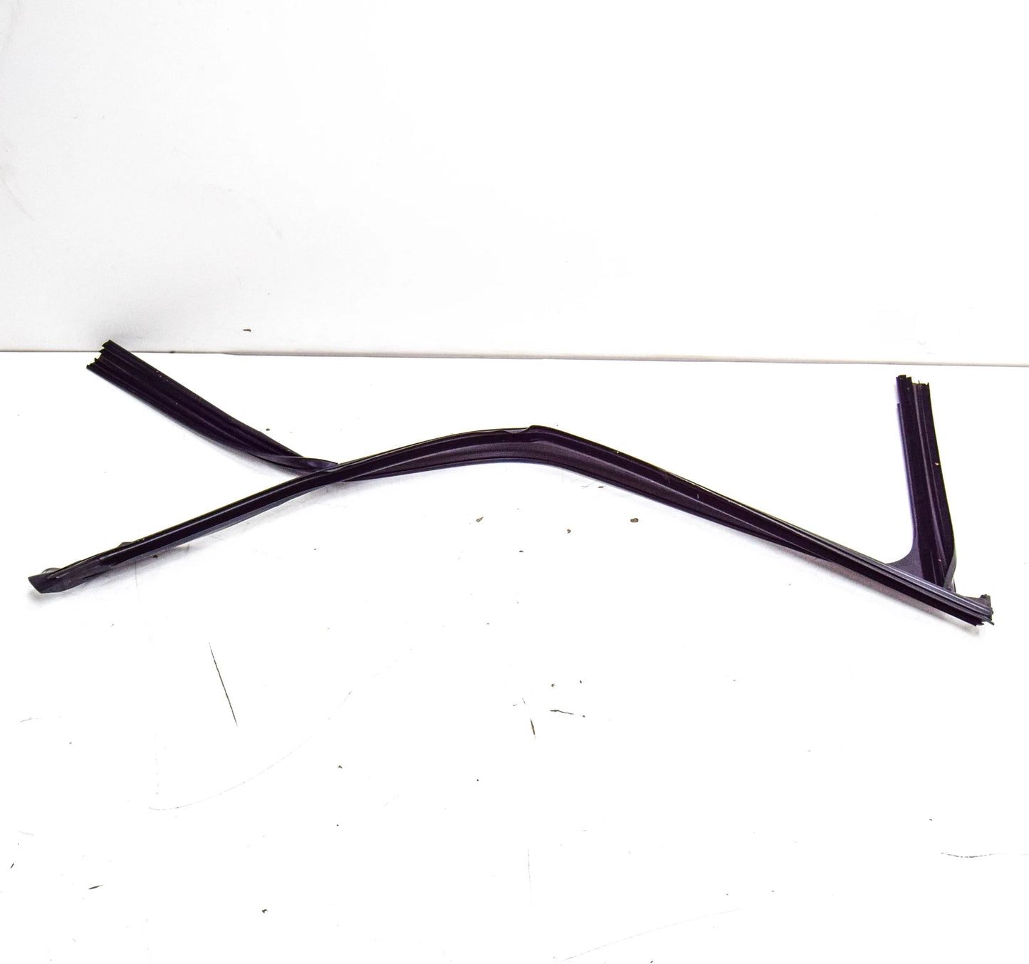 NEW MERCEDES-BENZ C W205 FRONT RIGHT DOOR WINDOW SEAL A2057256600 ORIGINAL