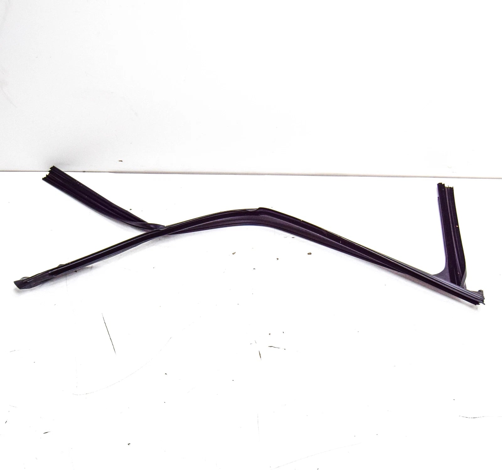 NEW MERCEDES-BENZ C W205 FRONT RIGHT DOOR WINDOW SEAL A2057256600 ORIGINAL