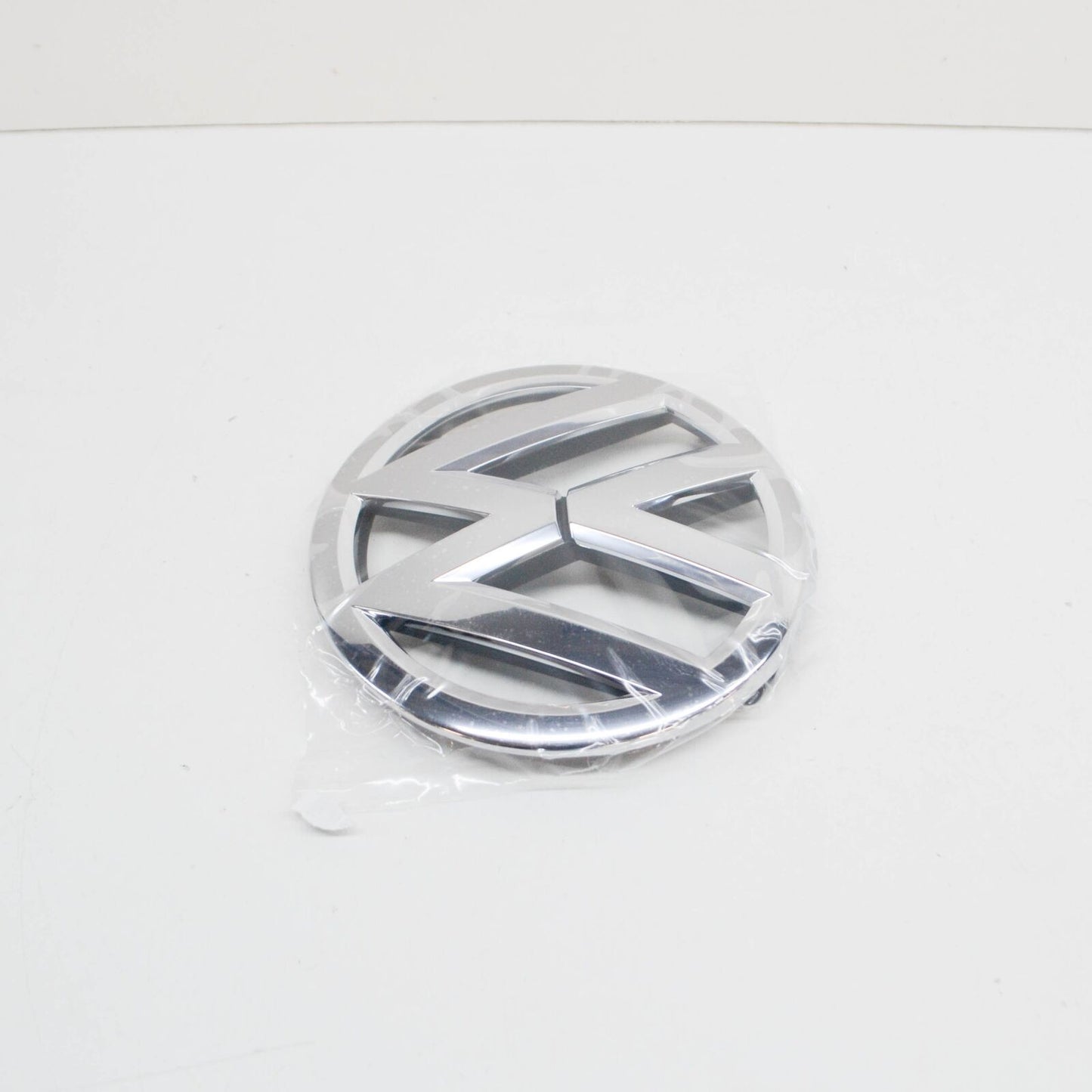 NEW VW TOUAREG 7P FRONT RADIATOR GRILLE EMBLEM 7P6853601AULM ORIGINAL