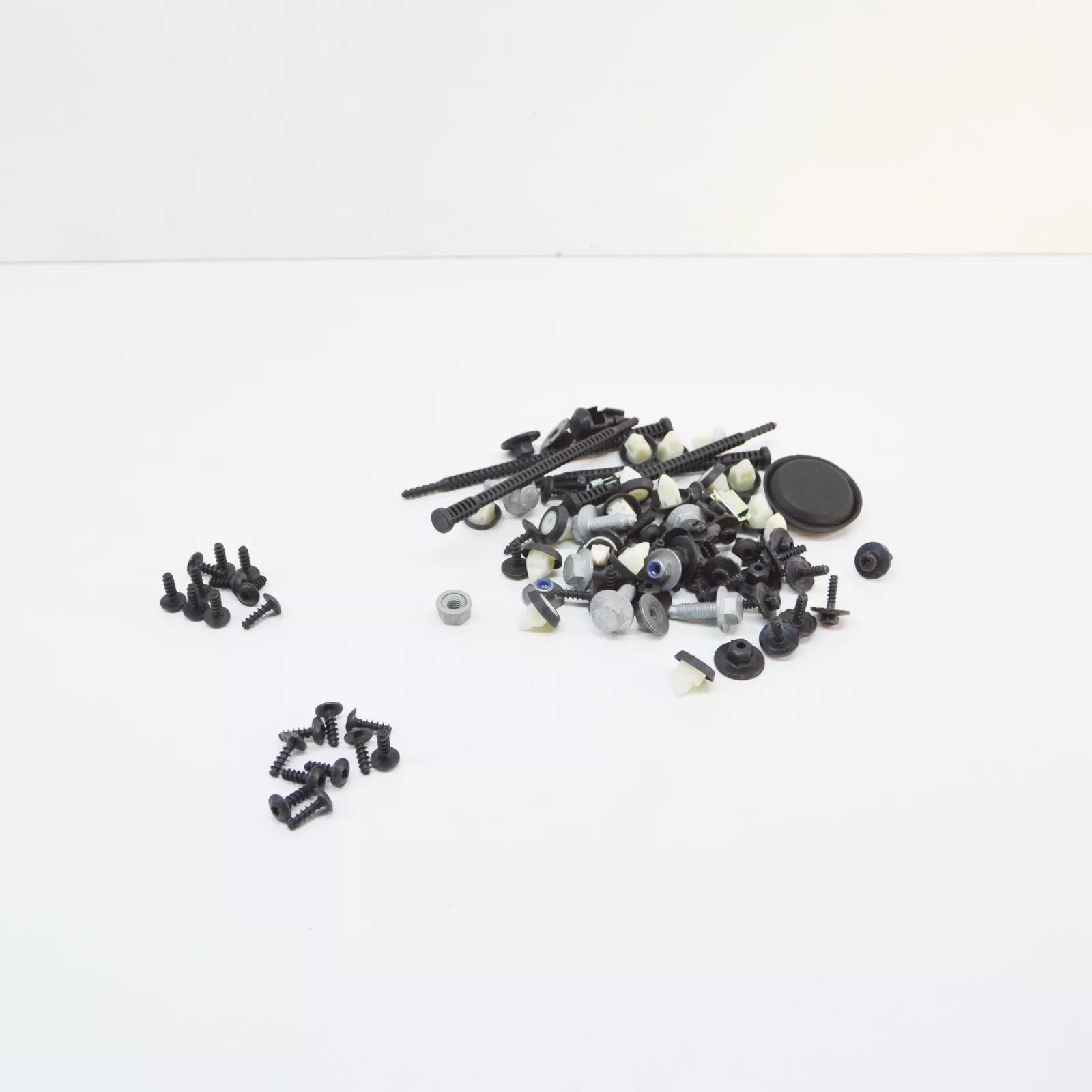 NEW AUDI A6 AVANT C7 REAR BUMPER FIXING SET 4G0098627A