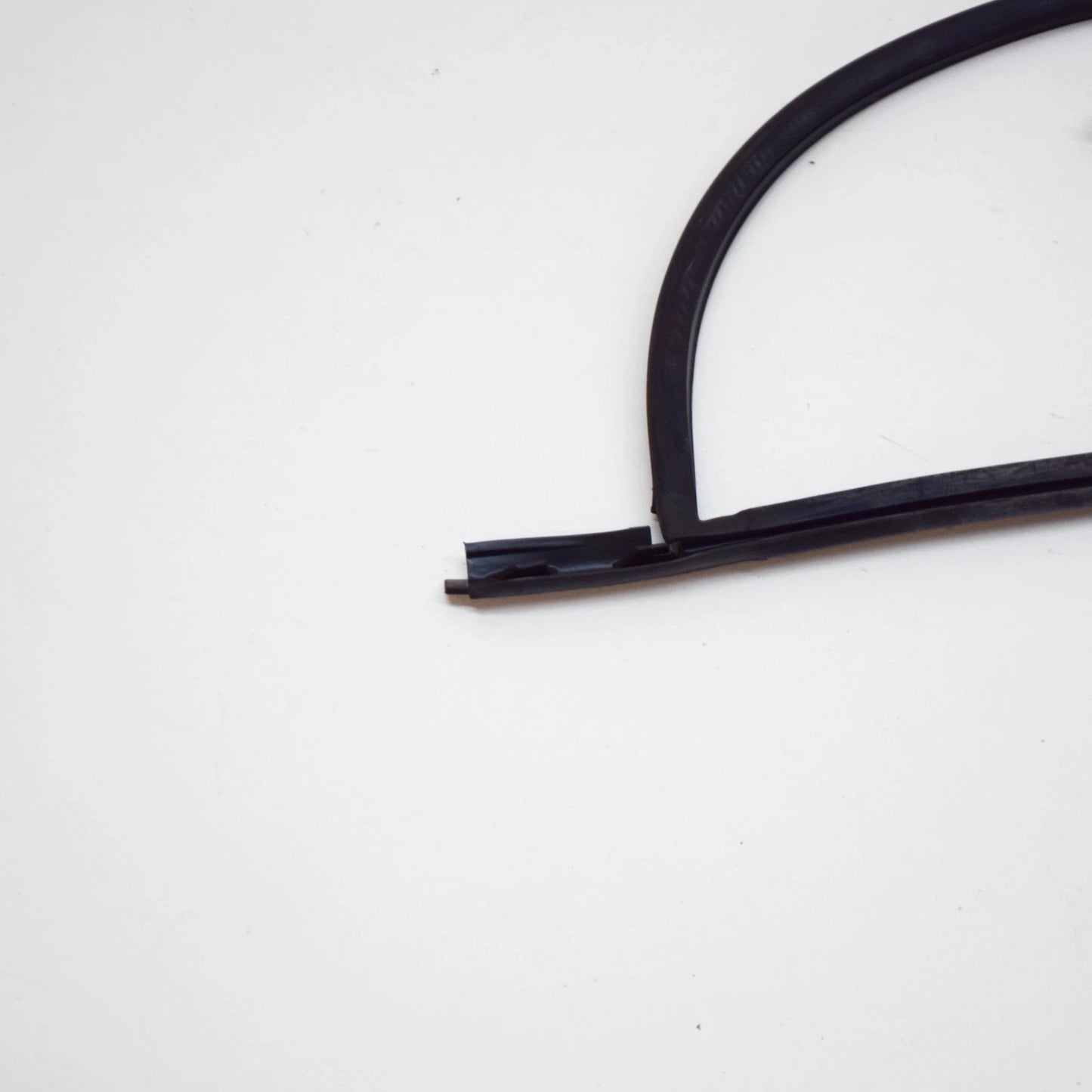 NEW BMW 8 E31 WINDSCREEN WEATHERSTRIP 51318108043 8108043 ORIGINAL