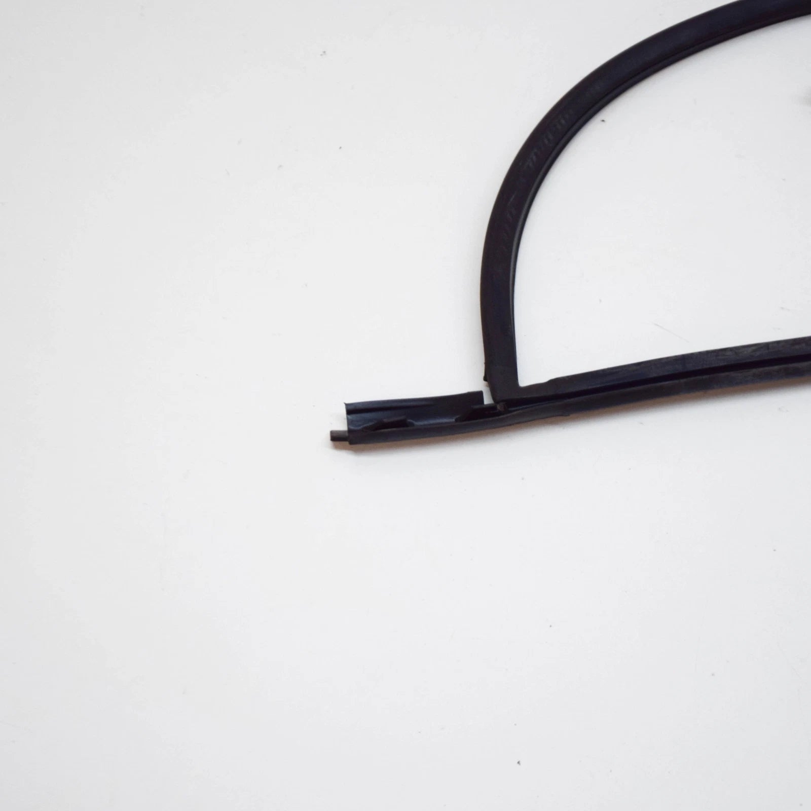 NEW BMW 8 E31 WINDSCREEN WEATHERSTRIP 51318108043 8108043 ORIGINAL