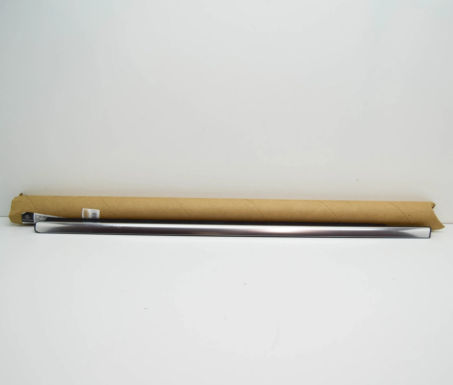 NEW MERCEDES-BENZ ML W164 FRONT LEFT DOOR WINDOW TRIM STRIP A1646907380 ORIGINAL