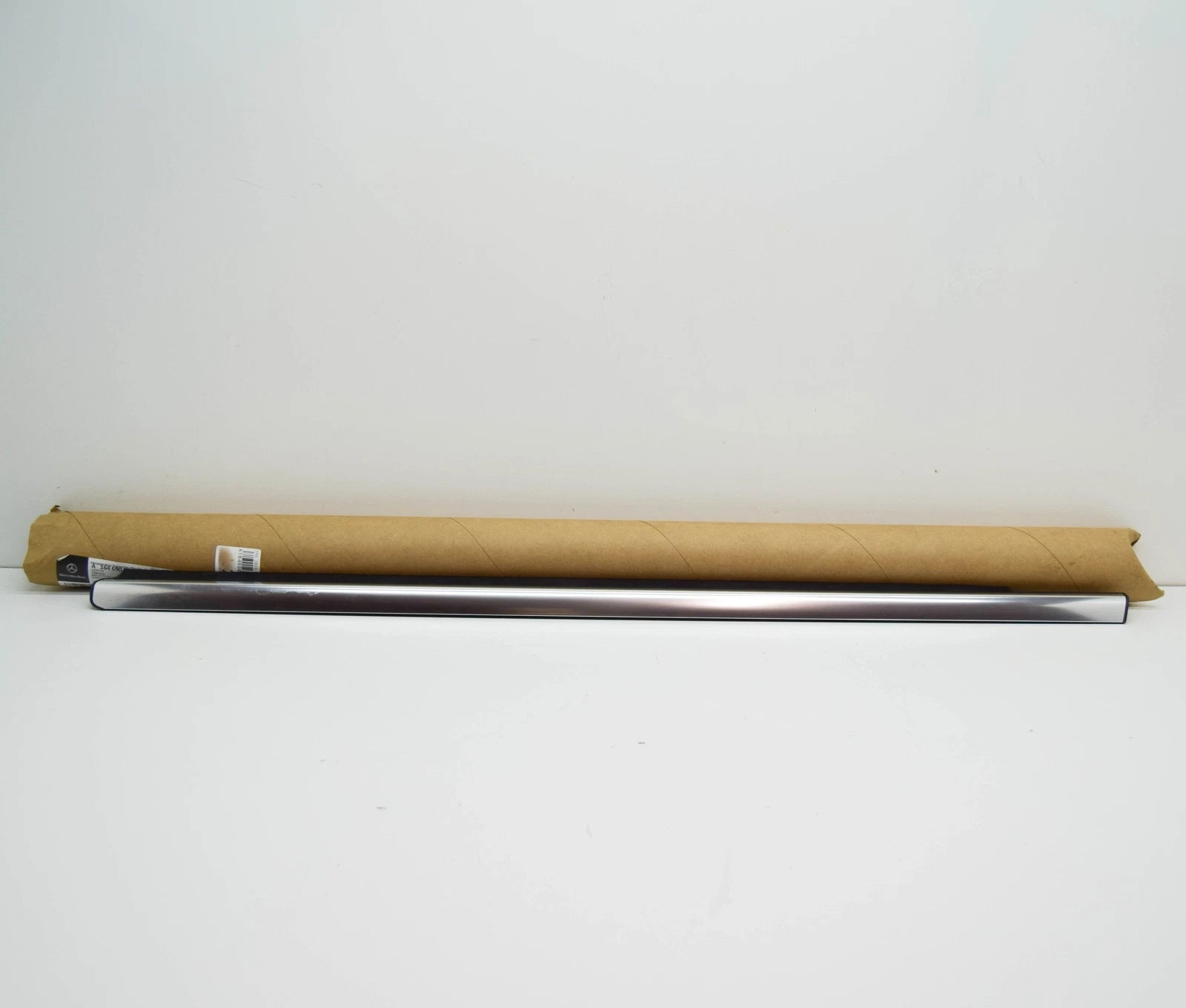 NEW MERCEDES-BENZ ML W164 FRONT LEFT DOOR WINDOW TRIM STRIP A1646907380 ORIGINAL