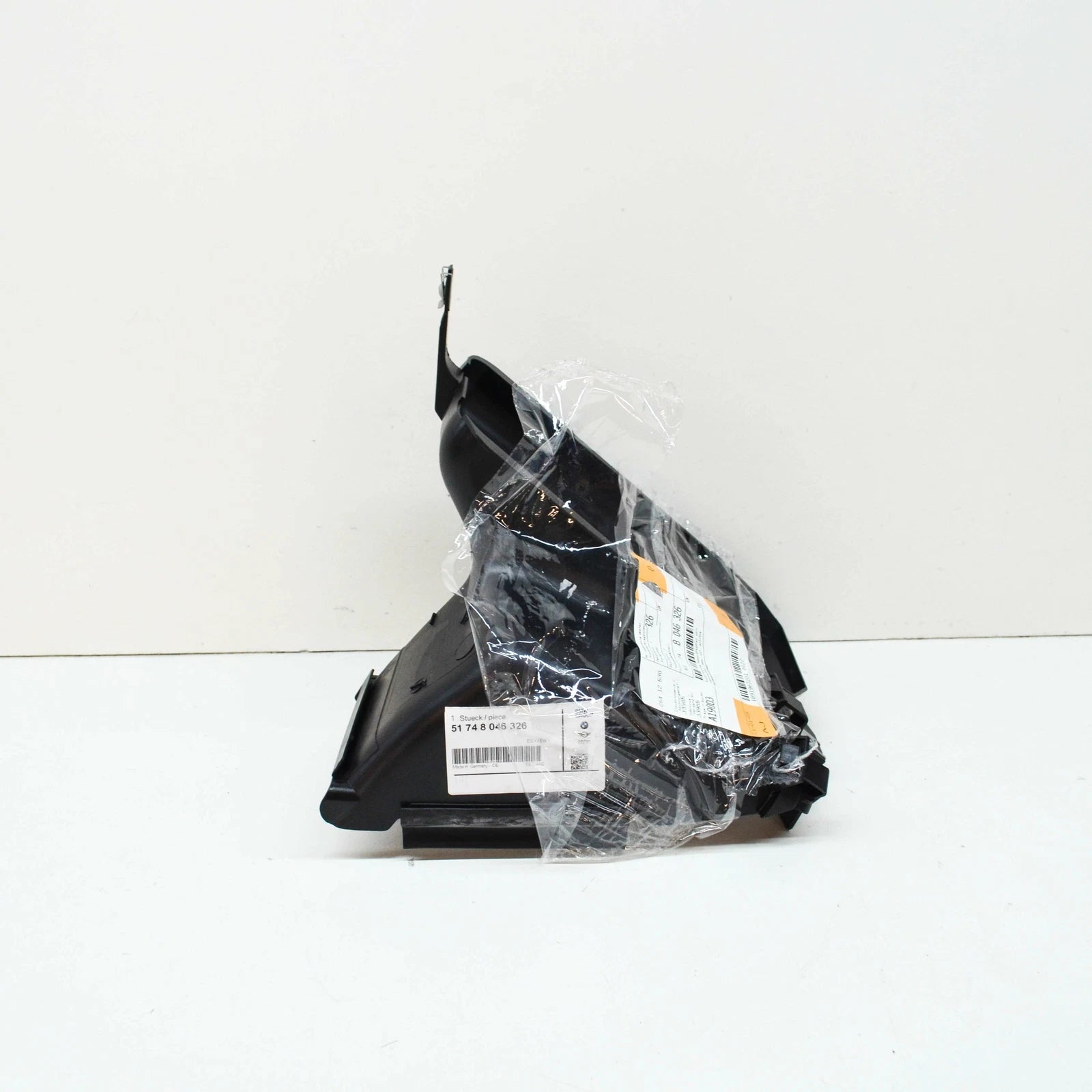 NEW BMW 1 E88 FRONT RIGHT ENGINE OIL COOLER AIR DUCT 51748046326 8046326