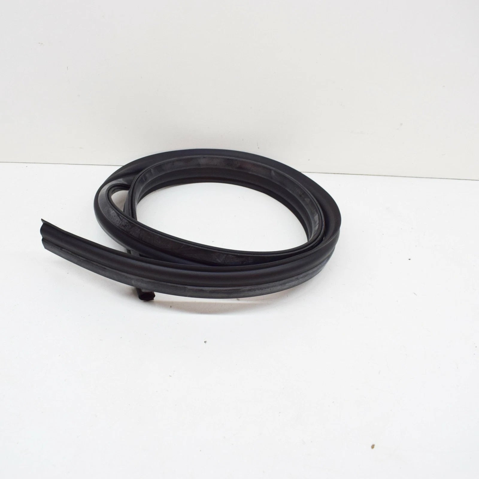 NEW MERCEDES-BENZ SPRINTER 906 ENGINE HOOD SEAL A9068890098 ORIGINAL