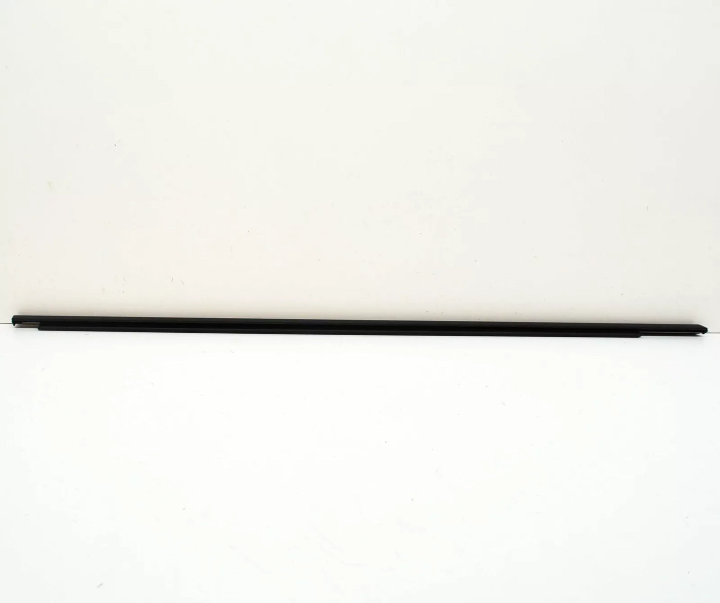 NEW VW TOURAN 5T FRONT RIGHT OUTER DOOR WINDOW GLASS SEAL 5TA837478A5AP