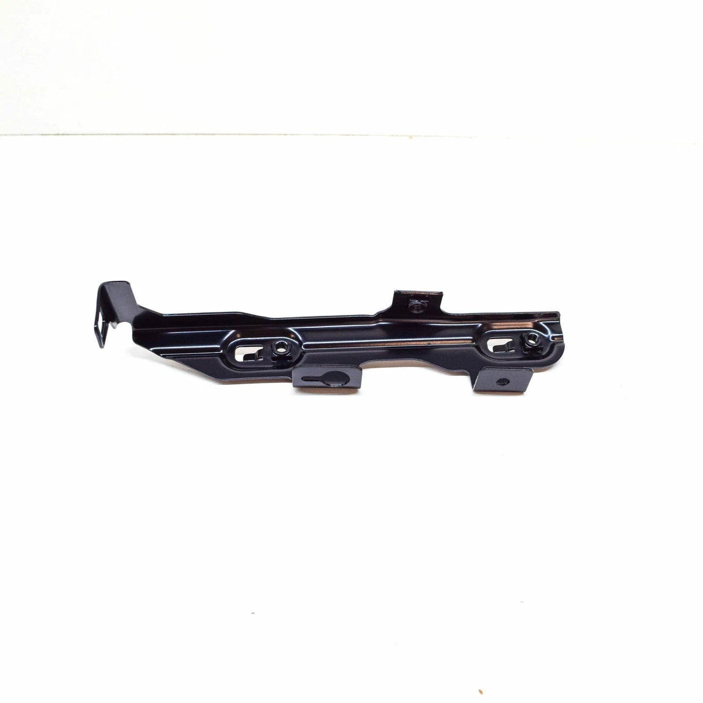 NEW BMW M4 F82 RADIATOR LOWER RIGHT BRACKET 51648055672 8055672 2016