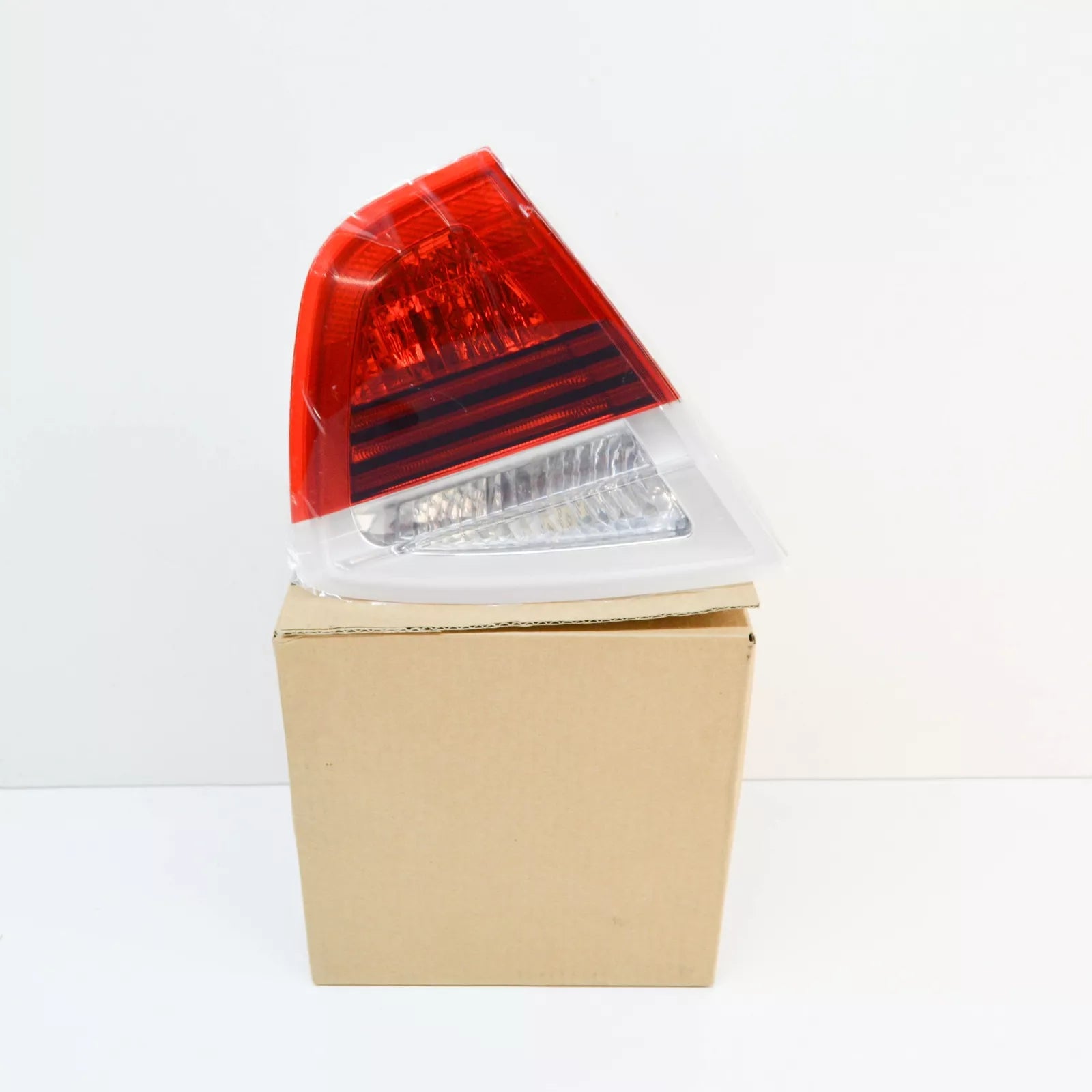 NEW BMW 3 E90 REAR TAILGATE LEFT TAILLIGHT 63216937459 6937459 ORIGINAL