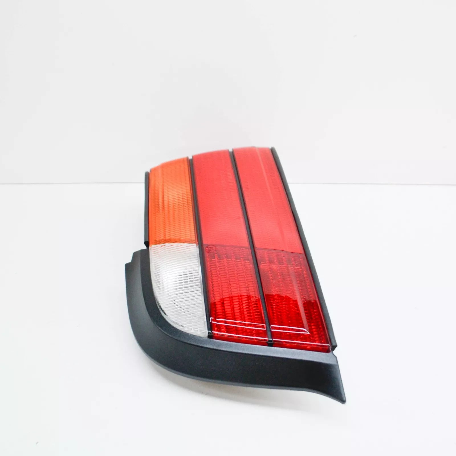 NEW BMW E36 CABRIO COUPE TAIL LIGHT RIGHT 8353270 63218353270 ORIGINAL