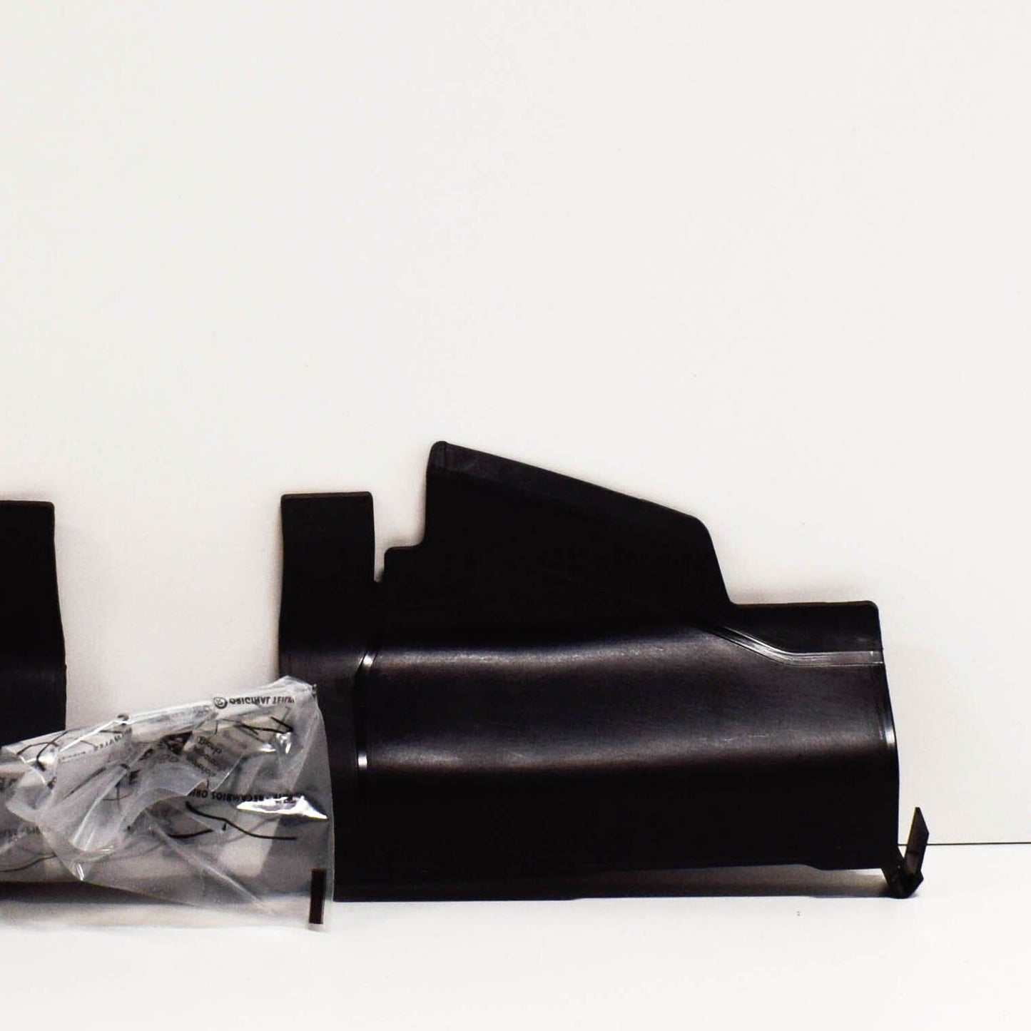 NEW AUDI A3 8P RIGHT AIR GUIDE 8P0121284E ORIGINAL