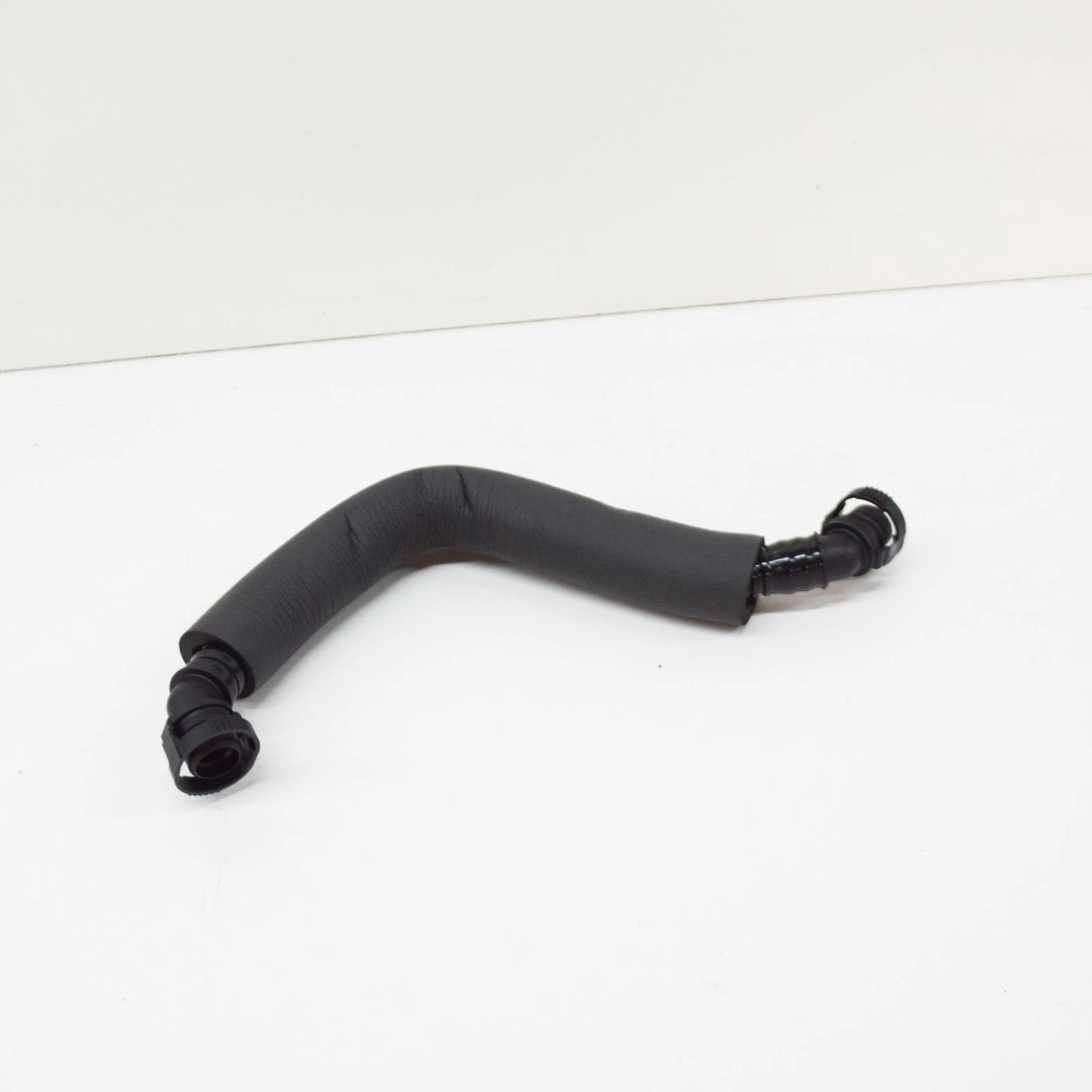 NEW AUDI A3 8P ENGINE VENT HOSE 06H103221J