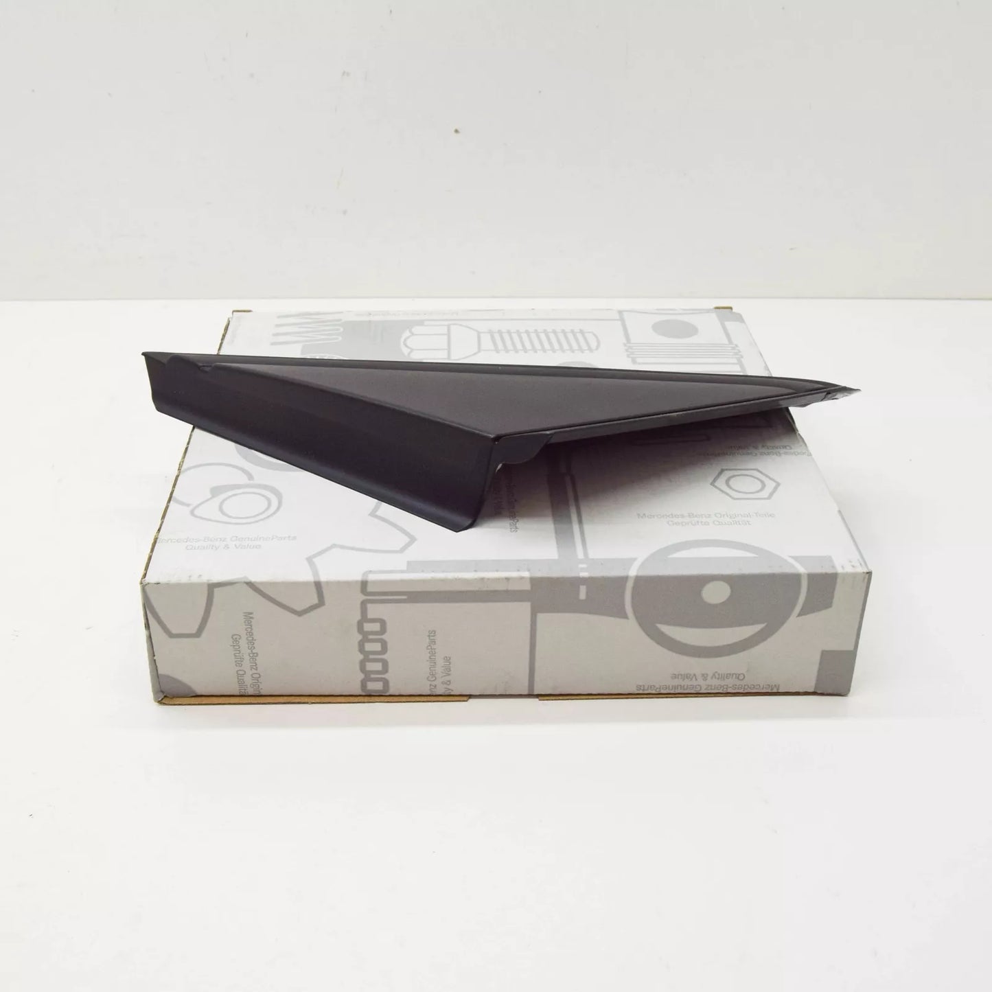 NEW MERCEDES-BENZ B W246 RIGHT WINDOW TRIANGLE TRIM A2466901687 ORIGINAL