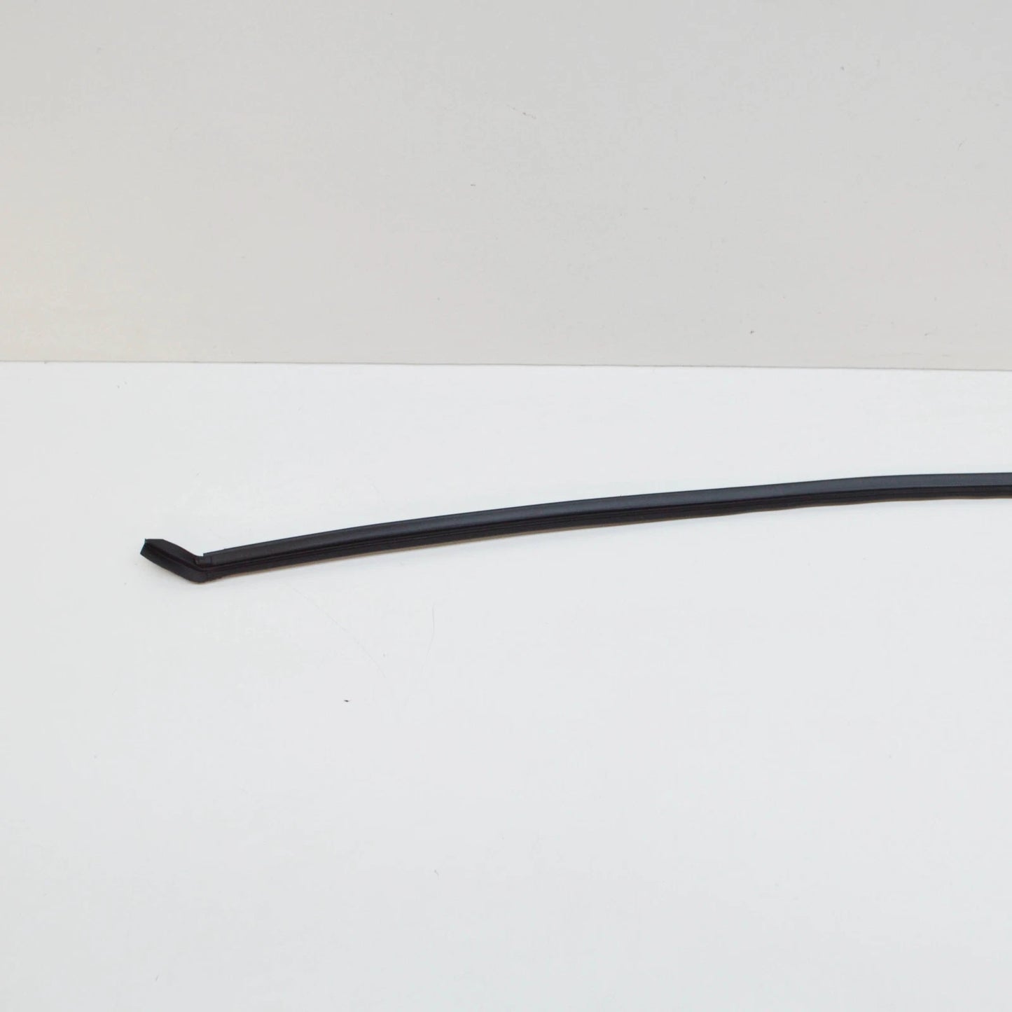 NEW BMW 3 E90 WINDSHIELD SEALING STRIP CROSS MEMBER 51717163654 7163654 ORIGINAL