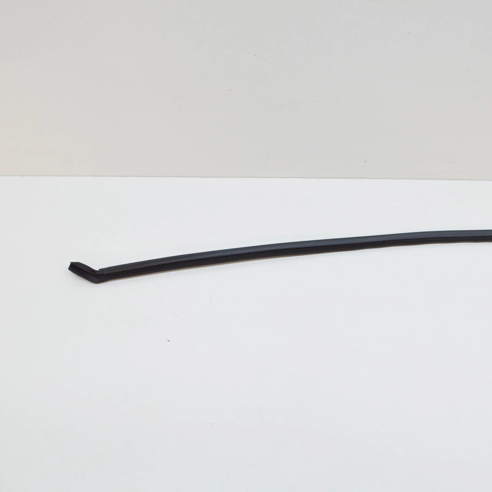 NEW BMW 3 E90 WINDSHIELD SEALING STRIP CROSS MEMBER 51717163654 7163654 ORIGINAL