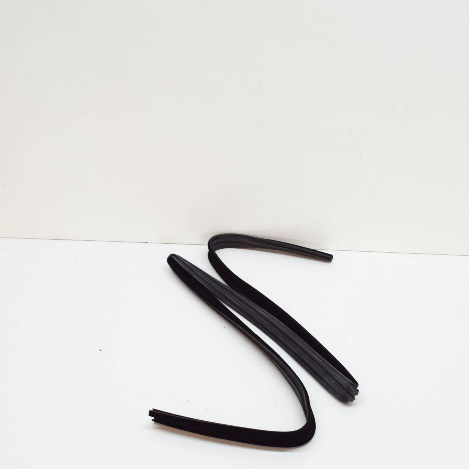 NEW MERCEDES-BENZ SALOON W123 REAR DOOR WINDOW RUN A1237350125