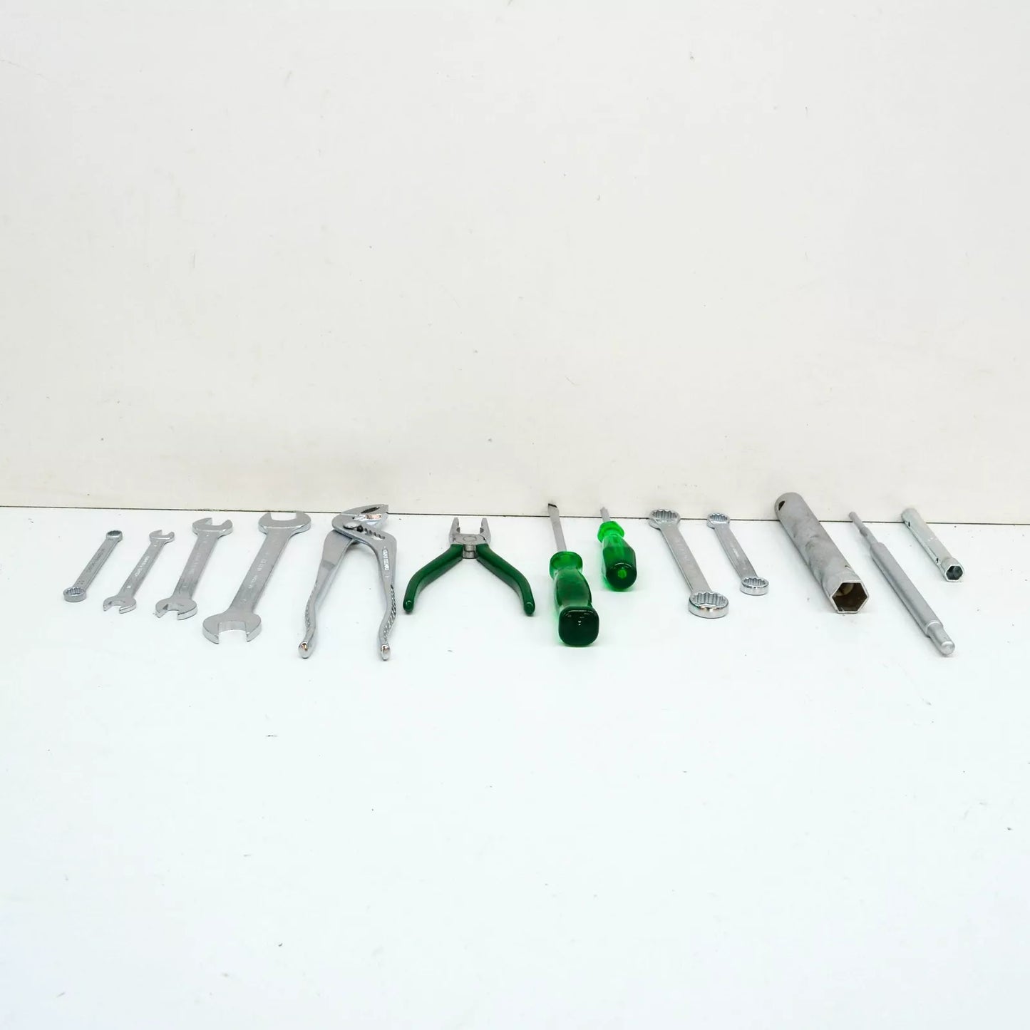 NEW BMW 3 E30 TOOL KIT 71111115329 1115329