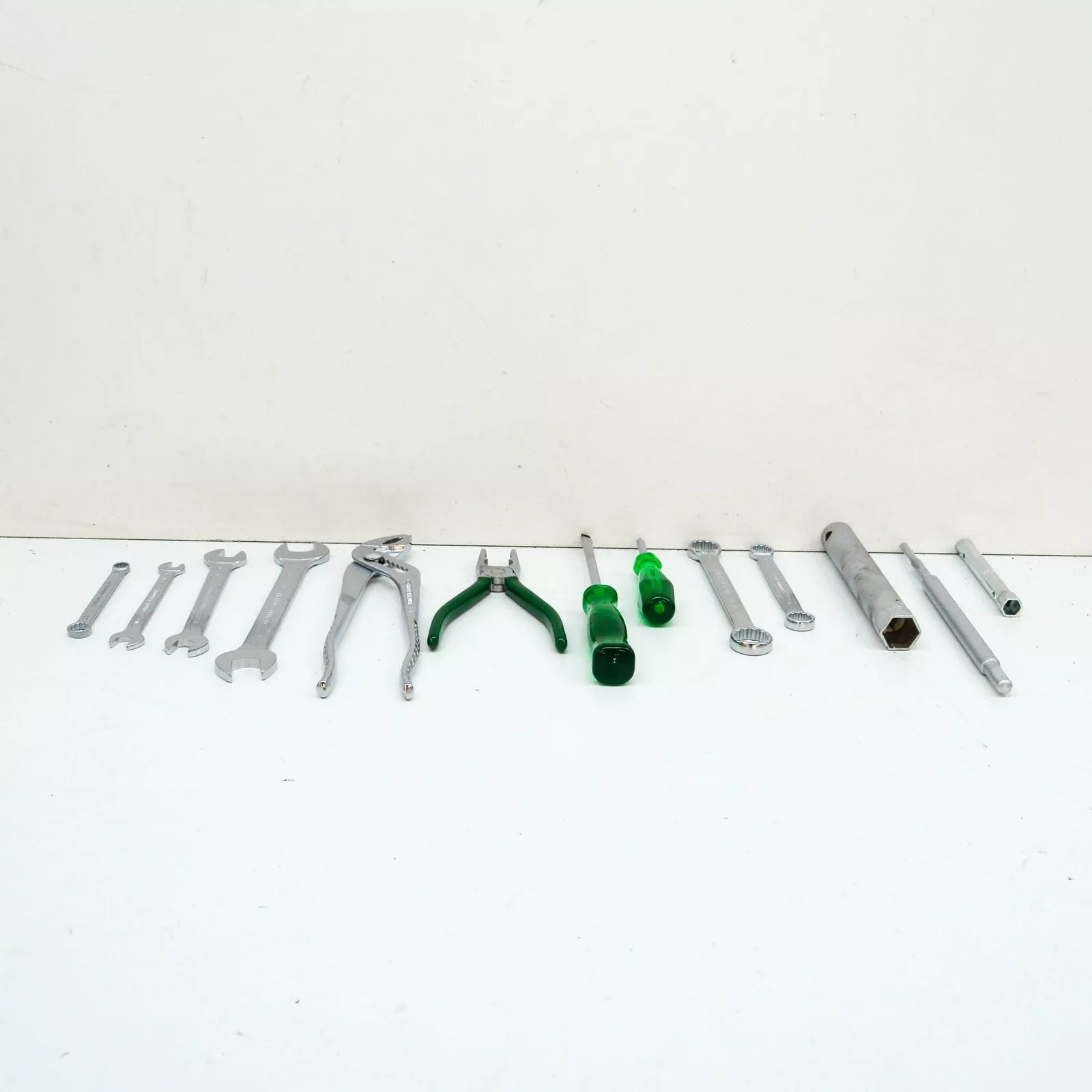 NEW BMW 3 E30 TOOL KIT 71111115329 1115329