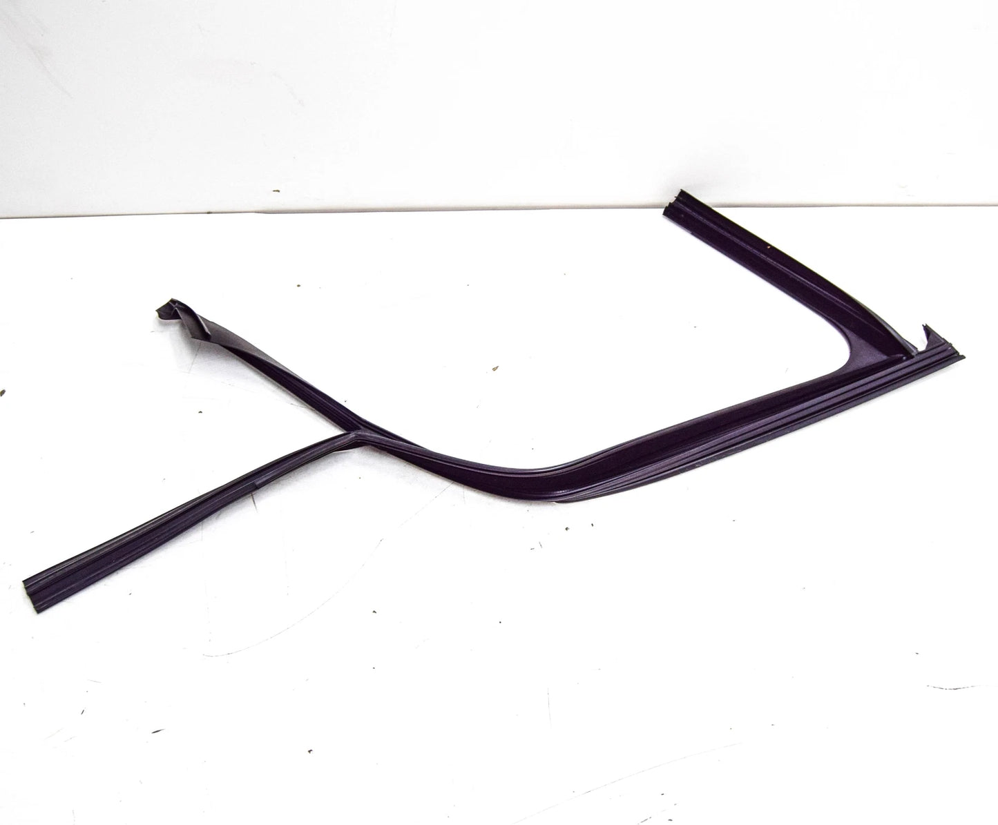 NEW MERCEDES-BENZ C W205 FRONT RIGHT DOOR WINDOW SEAL A2057256600 ORIGINAL
