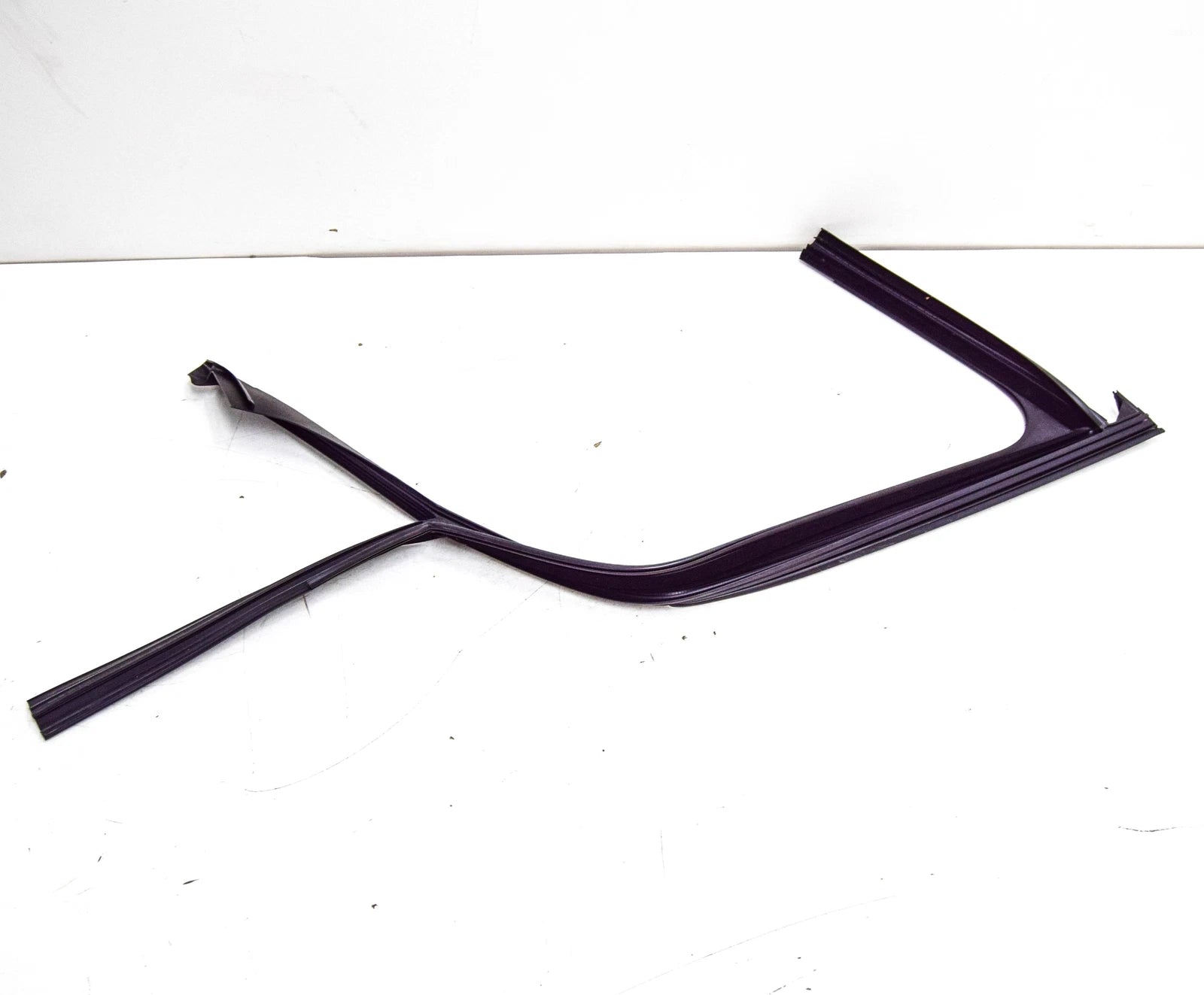 NEW MERCEDES-BENZ C W205 FRONT RIGHT DOOR WINDOW SEAL A2057256600 ORIGINAL