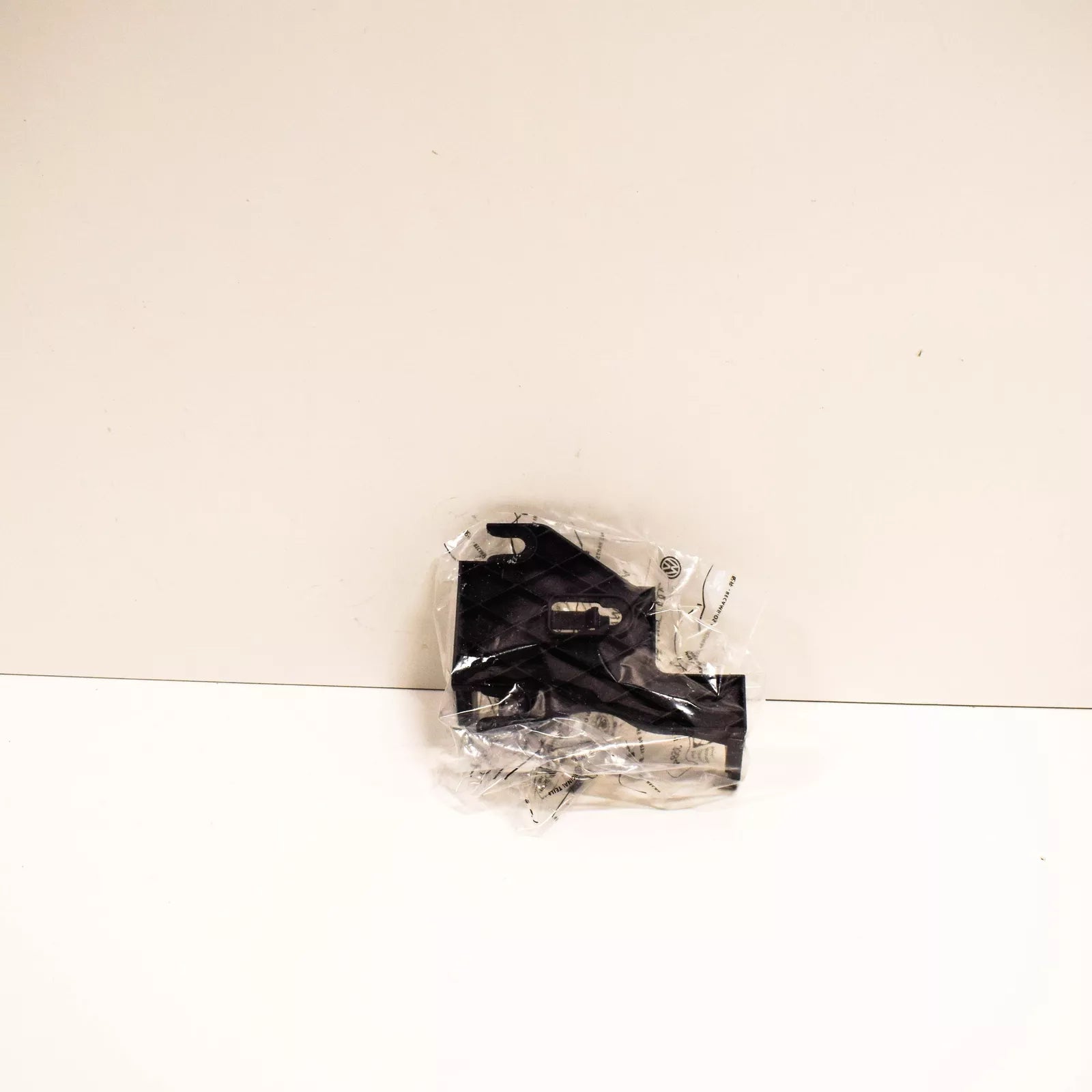 NEW AUDI A3 8P FRONT RIGHT RETAINING PLATE 1K0201827A ORIGINAL