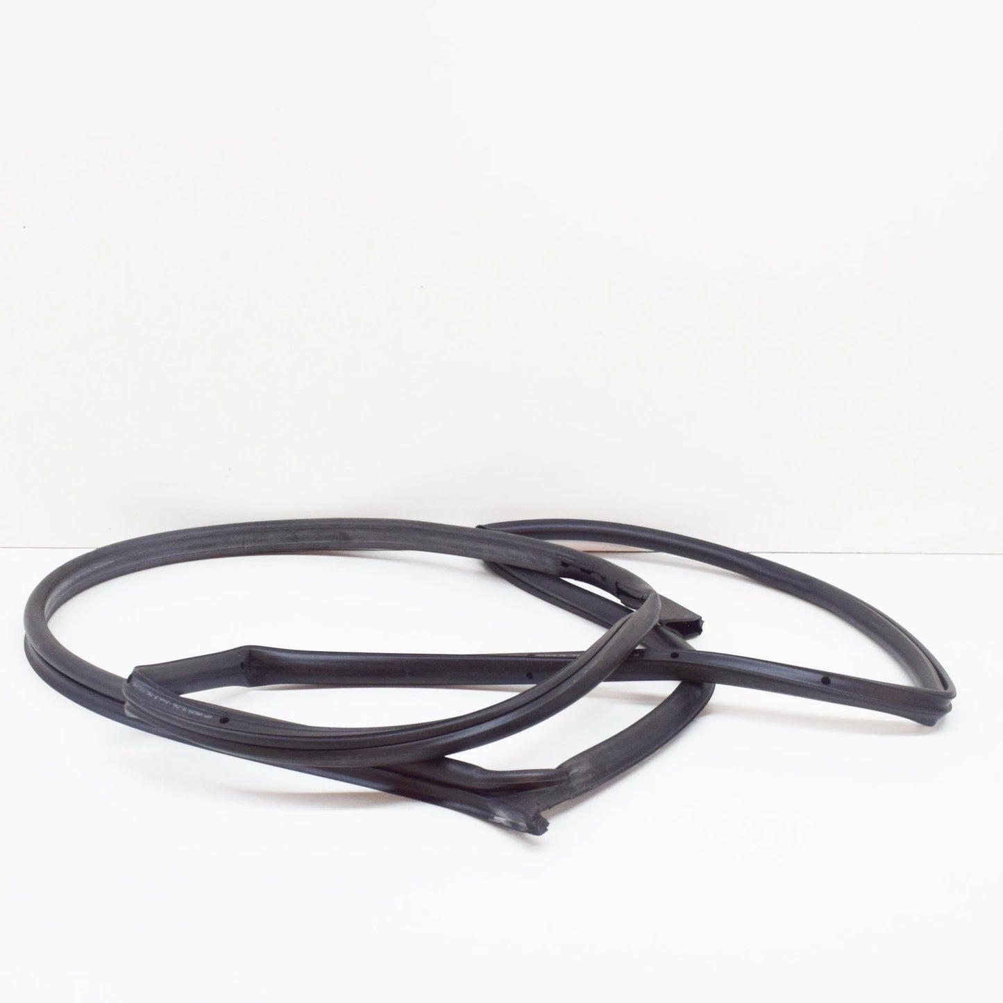 NEW MERCEDES-BENZ C-CLASS W203 FRONT LEFT DOOR SEAL A2037202178 ORIGINAL