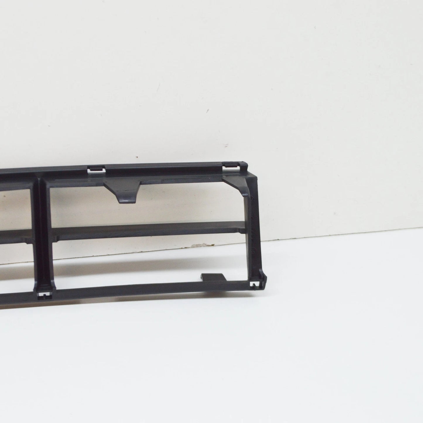 NEW BMW 5 E39 FRONT BUMPER LOWER CENTER GRILLE 51118235671 ORIGINAL