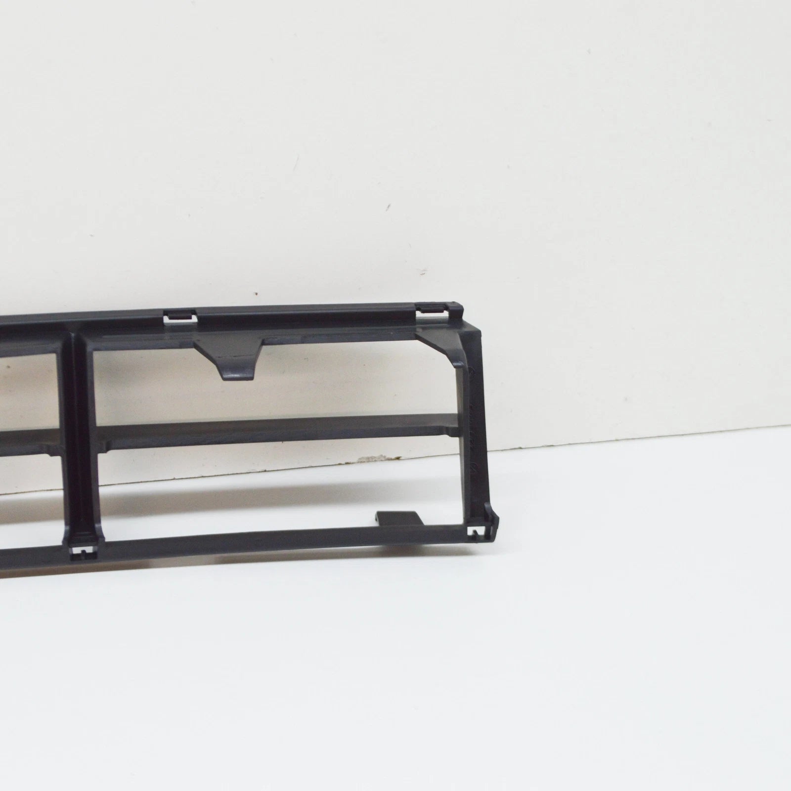 NEW BMW 5 E39 FRONT BUMPER LOWER CENTER GRILLE 51118235671 ORIGINAL