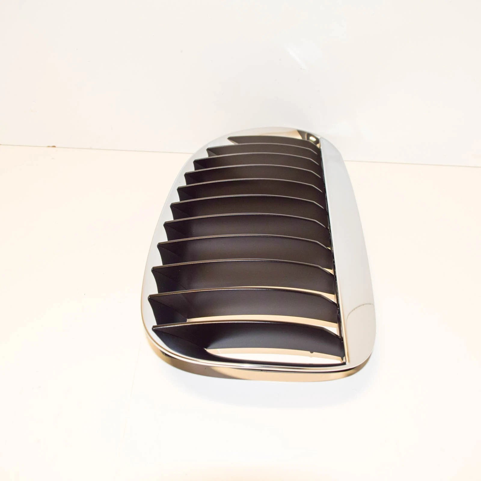 NEW BMW 6 E63 FRONT RIGHT FOG LIGHT GRILL 51137008916 7008916 2004 3796361