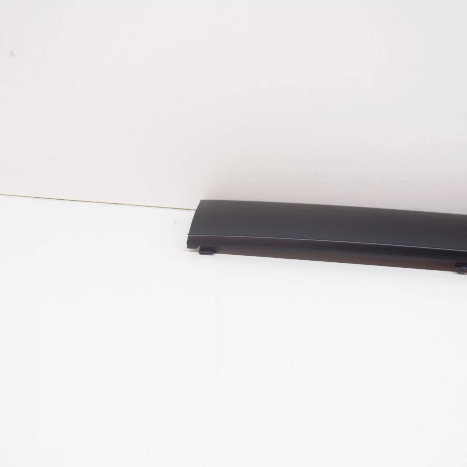 NEW BMW 3 E36 REAR BUMPER CENTER MOULDING 51121960725 1960725 ORIGINAL