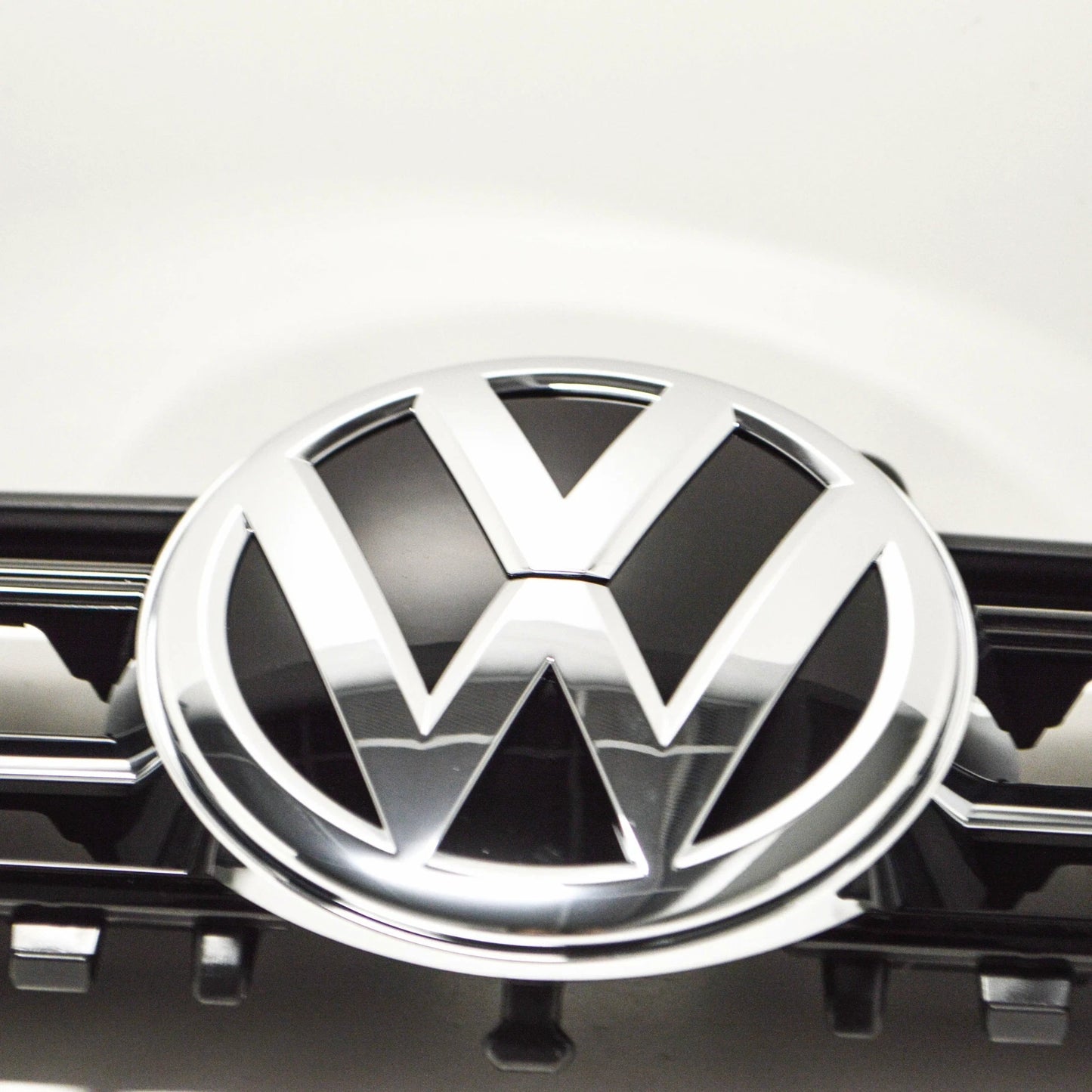 NEW VW GOLF MK7 R-LINE FRONT UPPER CENTER GRILL BLACK 5G0853651TZLL ORIGINAL