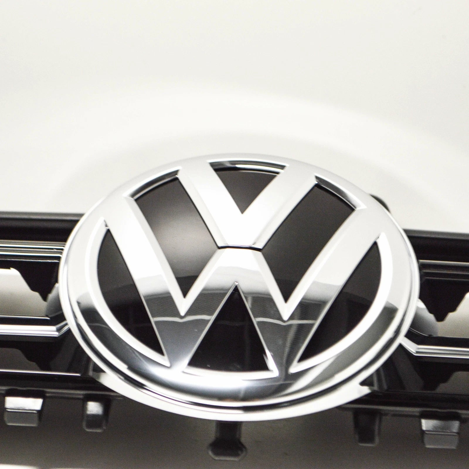 NEW VW GOLF MK7 R-LINE FRONT UPPER CENTER GRILL BLACK 5G0853651TZLL ORIGINAL